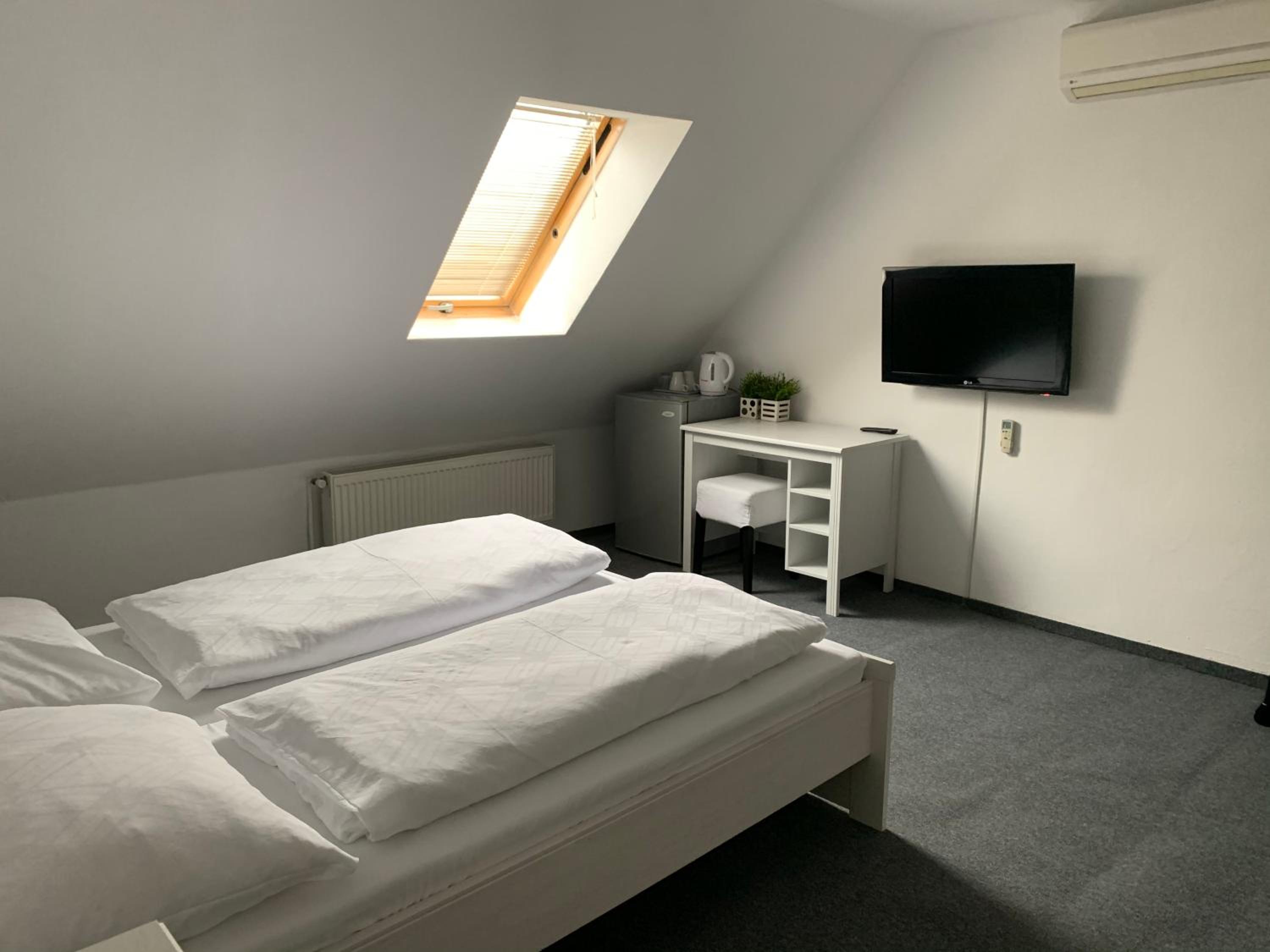 Standard Double Room - Photo 8