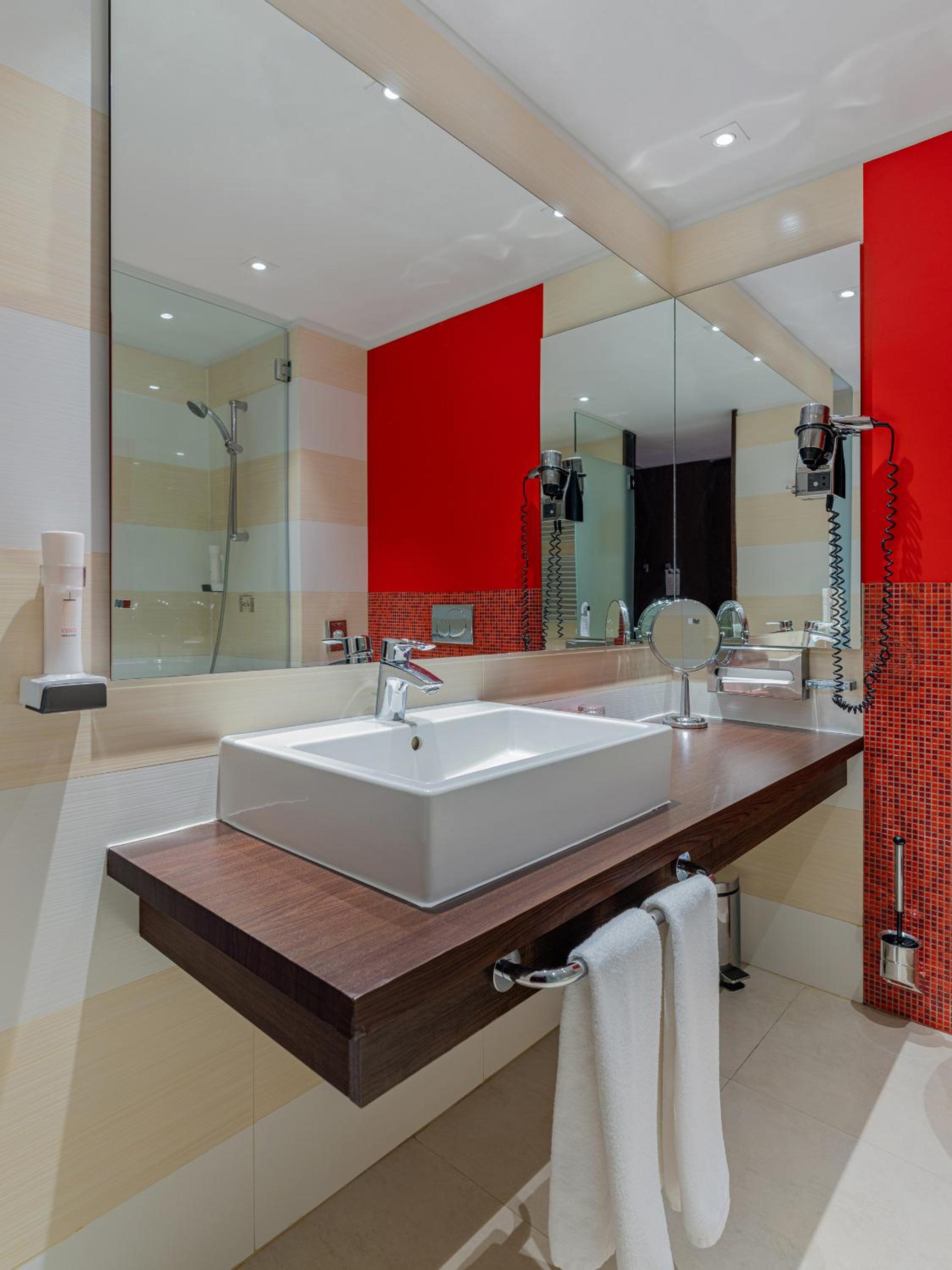 Executive King Room - Non-Smoking - Photo 4