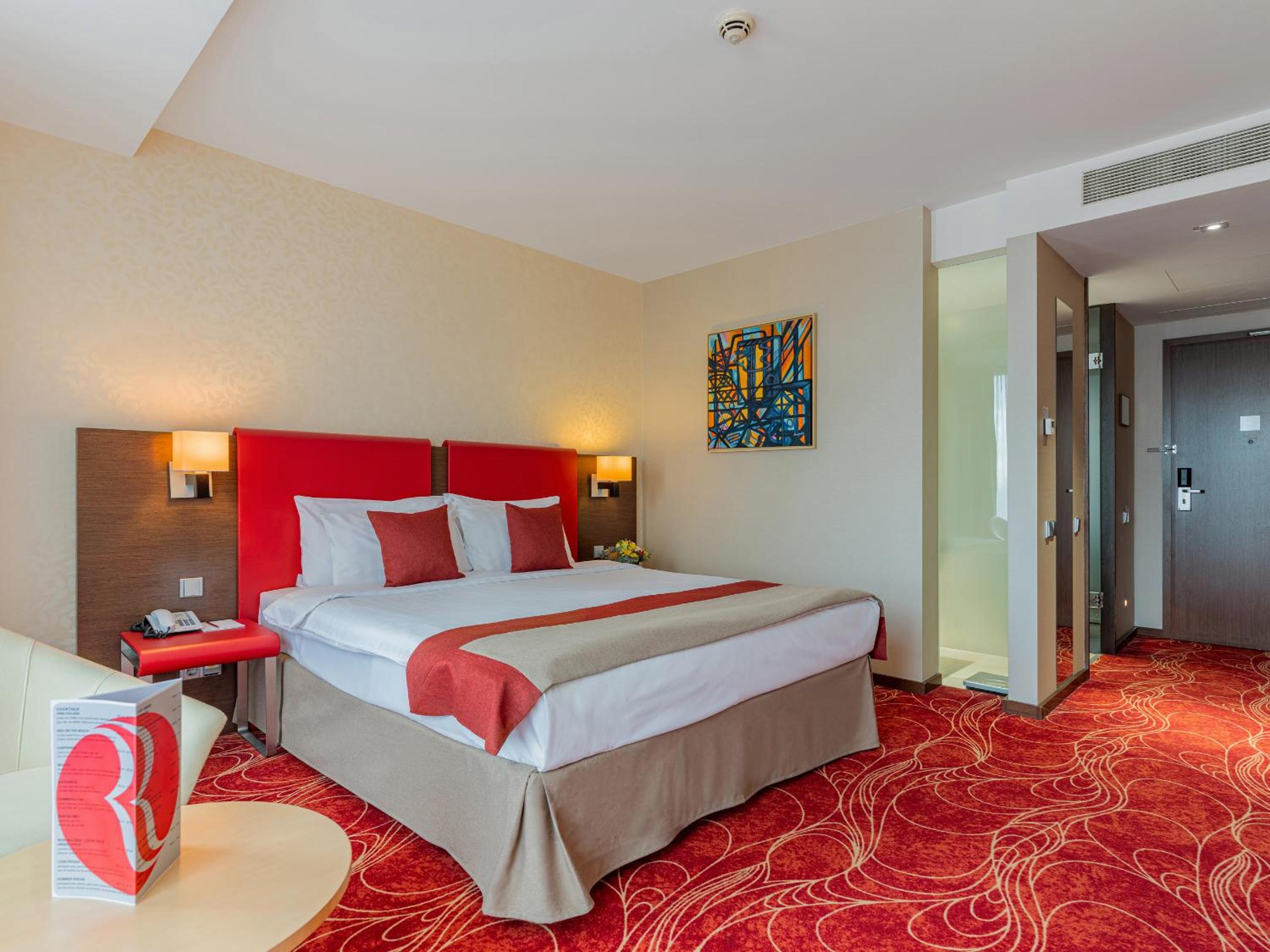 Executive King Room - Non-Smoking - Photo 3