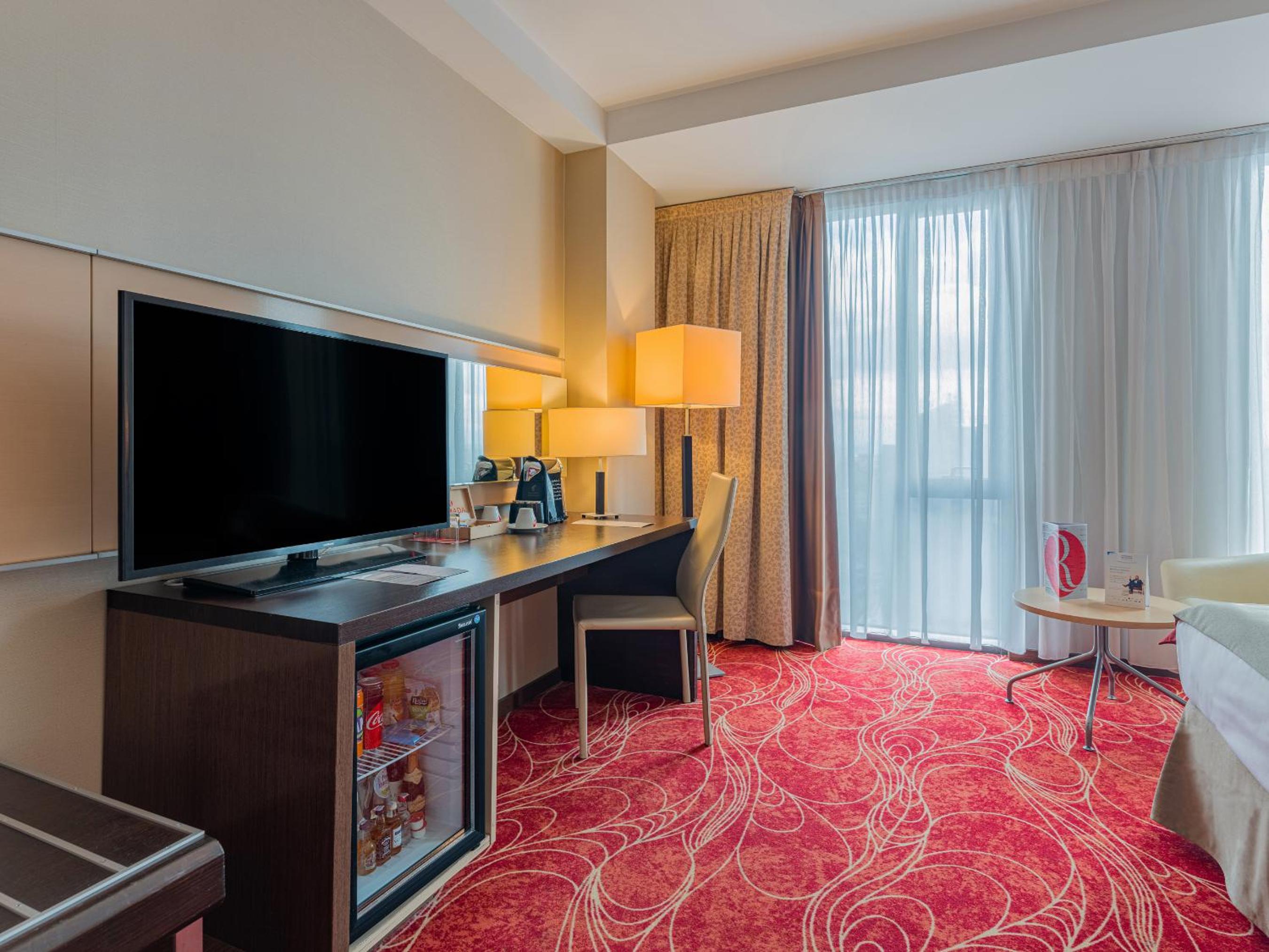 Executive King Room - Non-Smoking - Photo 2