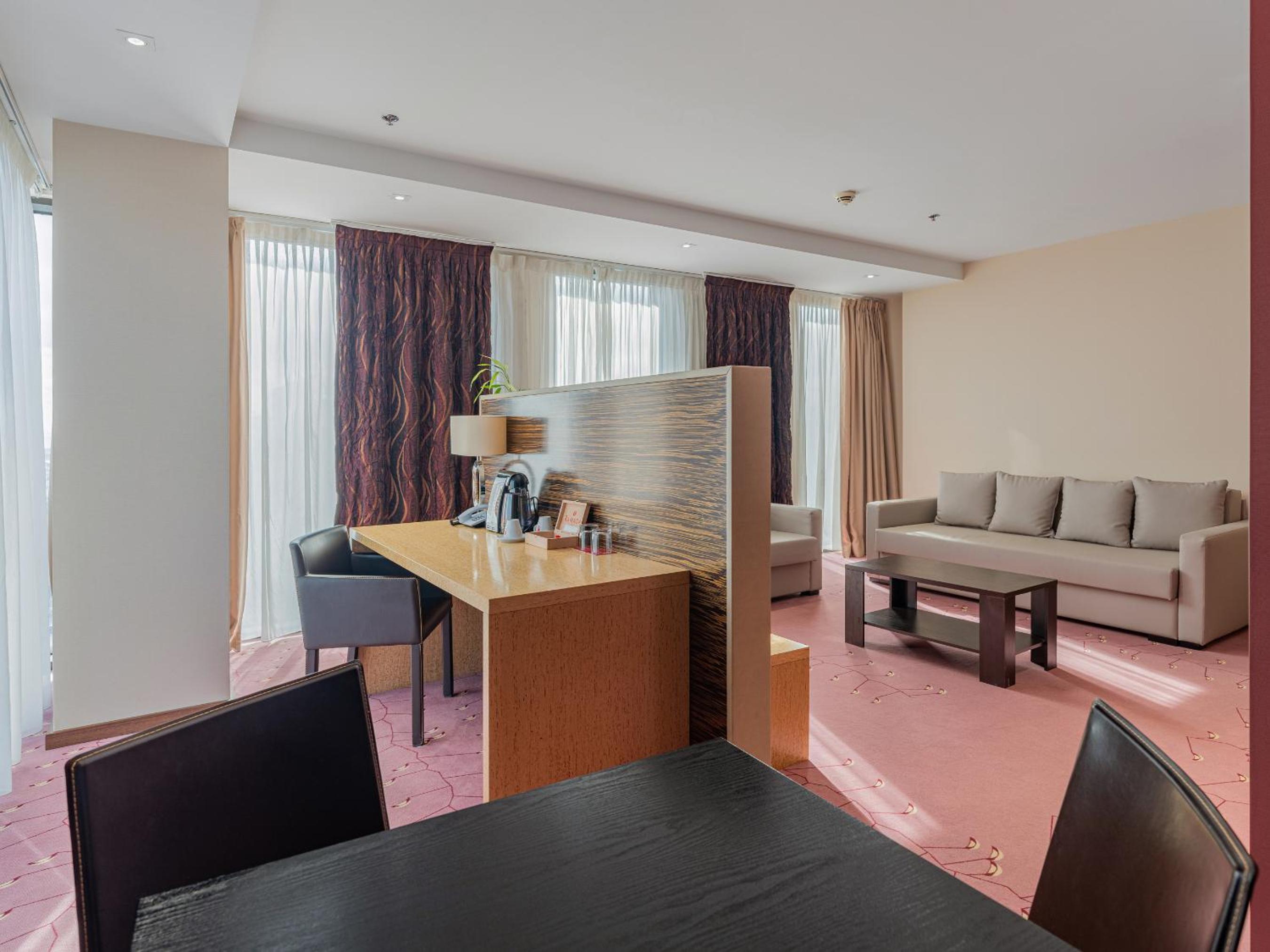 Junior King Suite - Non-Smoking - Photo 4