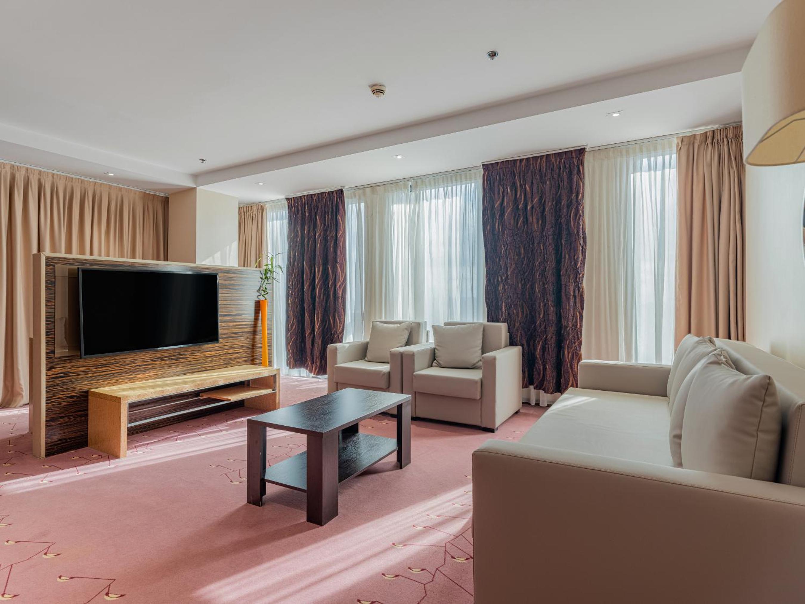 Junior King Suite - Non-Smoking - Photo 5