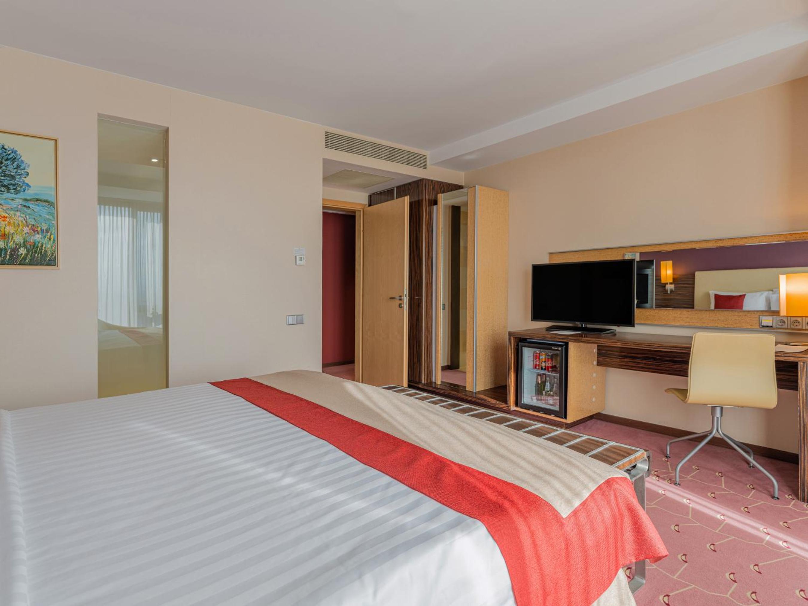 Junior King Suite - Non-Smoking - Photo 2