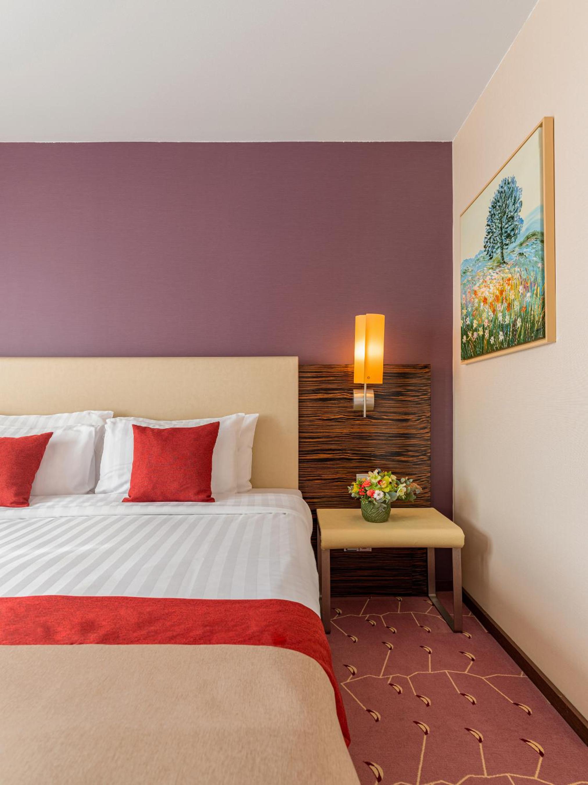 Junior King Suite - Non-Smoking - Photo 3