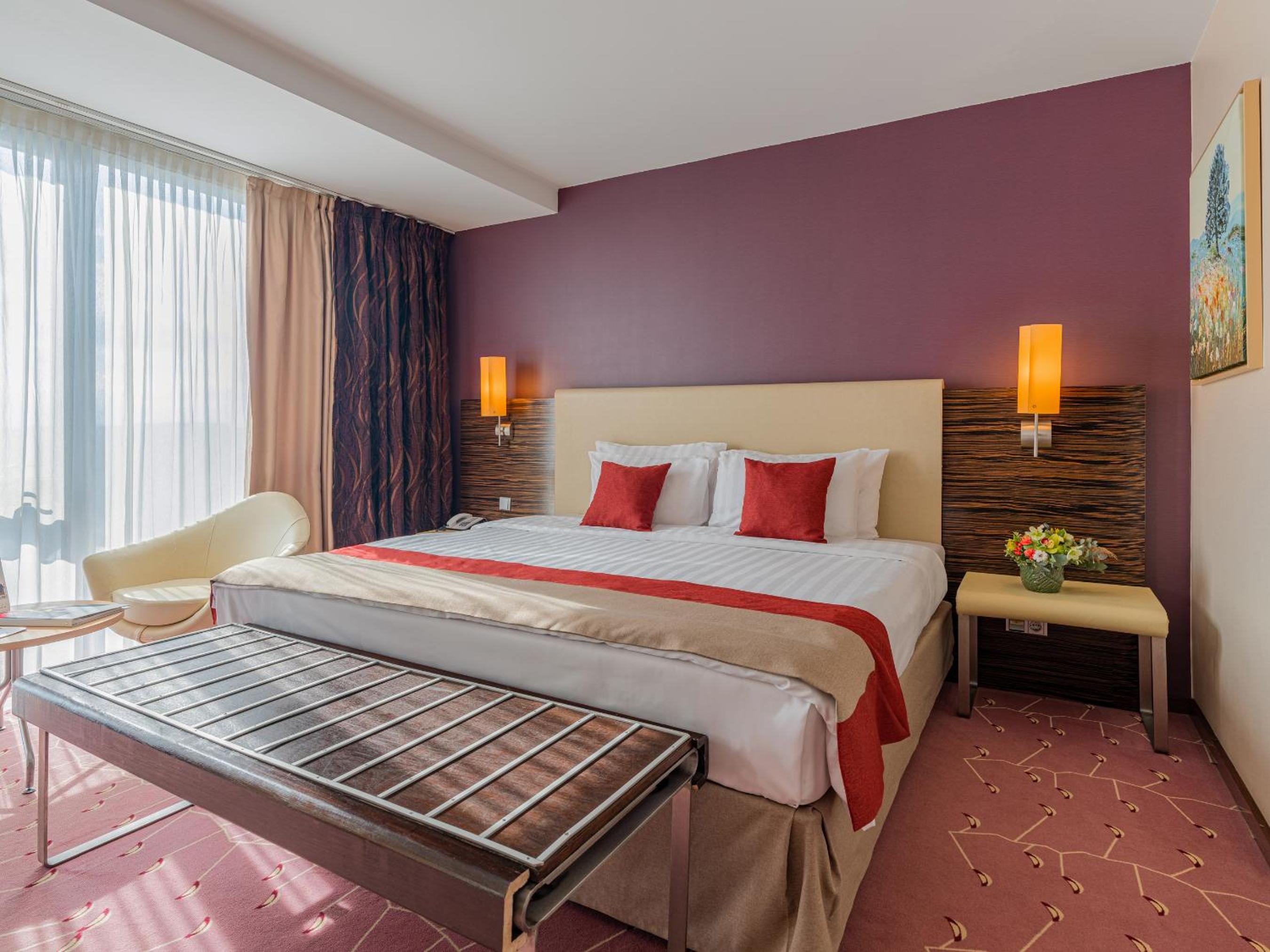 Junior King Suite - Non-Smoking - Photo 1