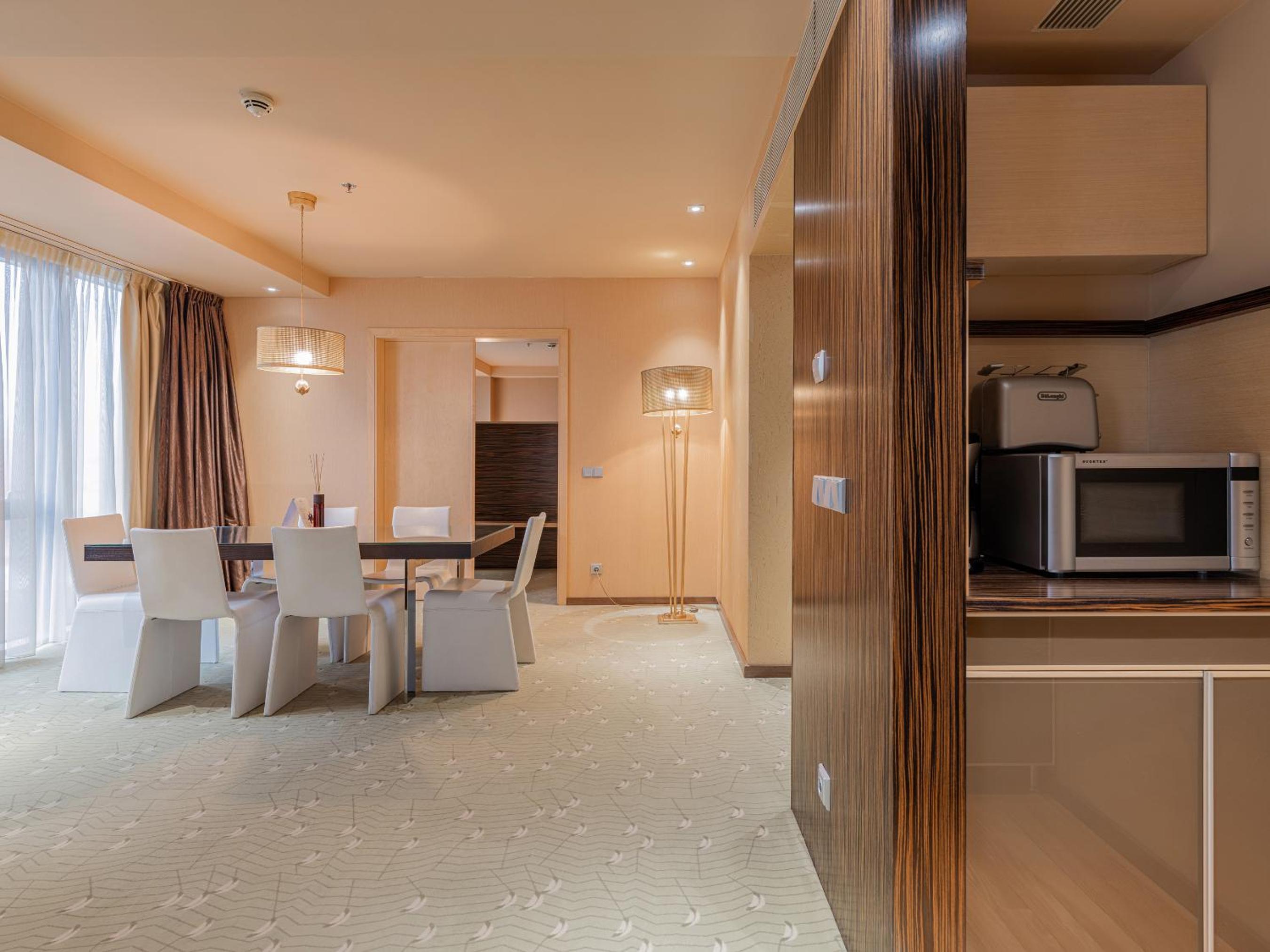 Presidential King Suite - Non-Smoking photo 3