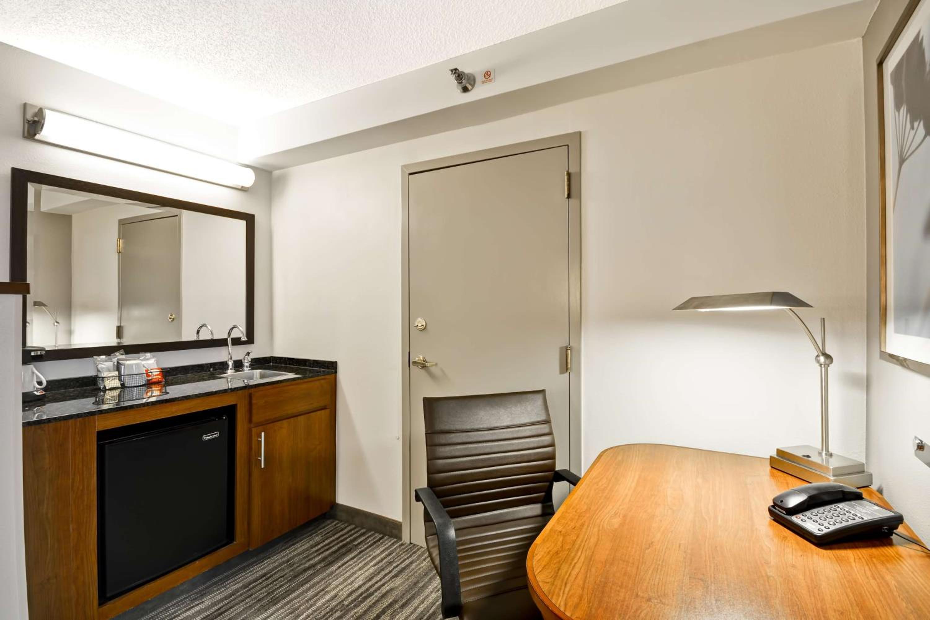 Double Room with Two Double Beds and Sofa Bed - Photo 4