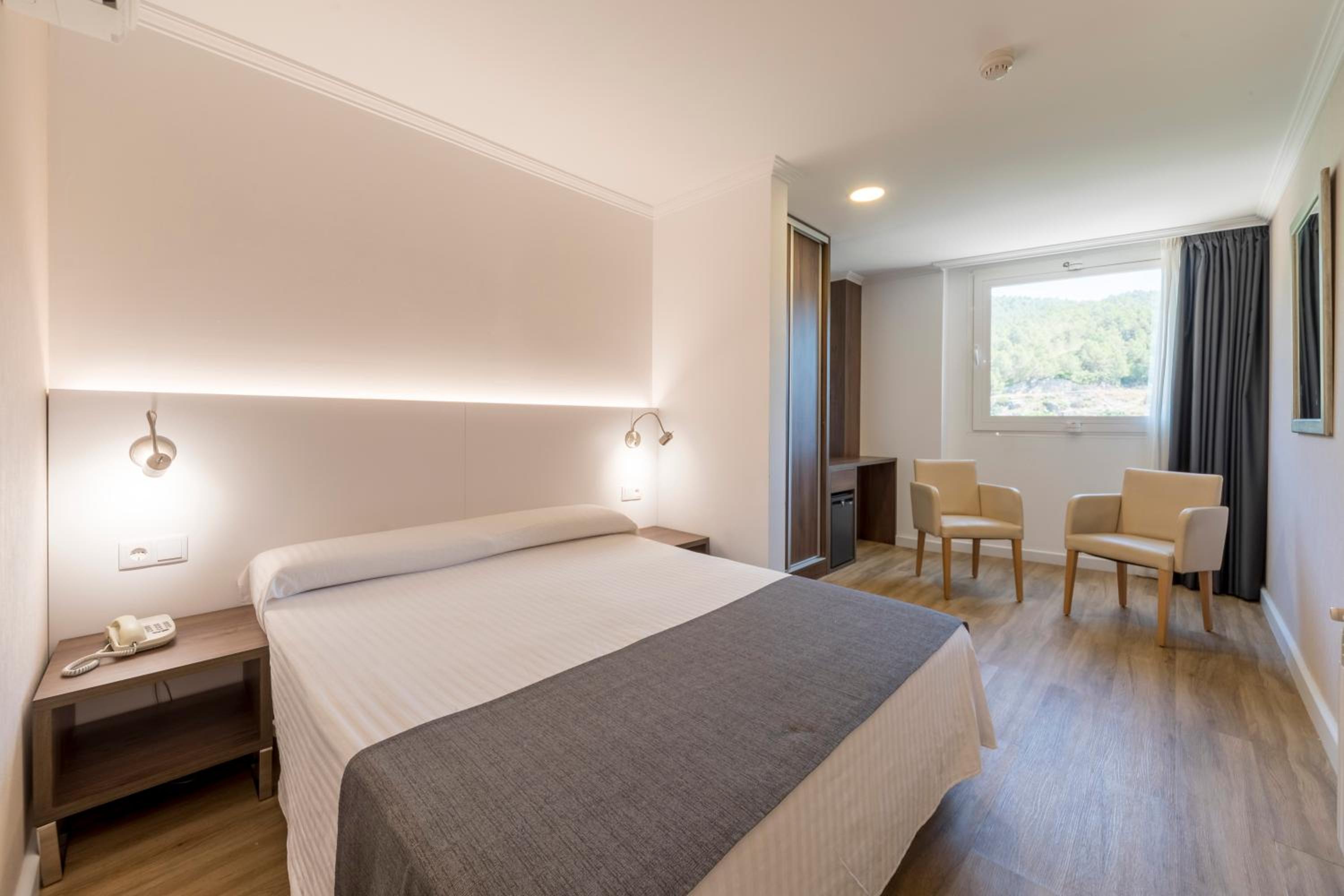 Double or Twin Room with River View - Photo 1
