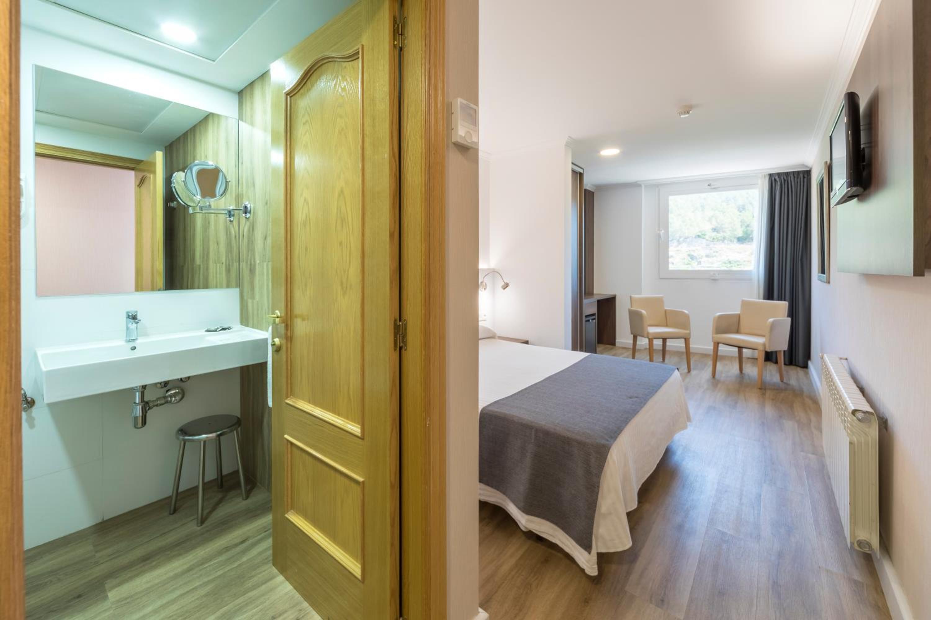 Double or Twin Room with River View - Photo 2