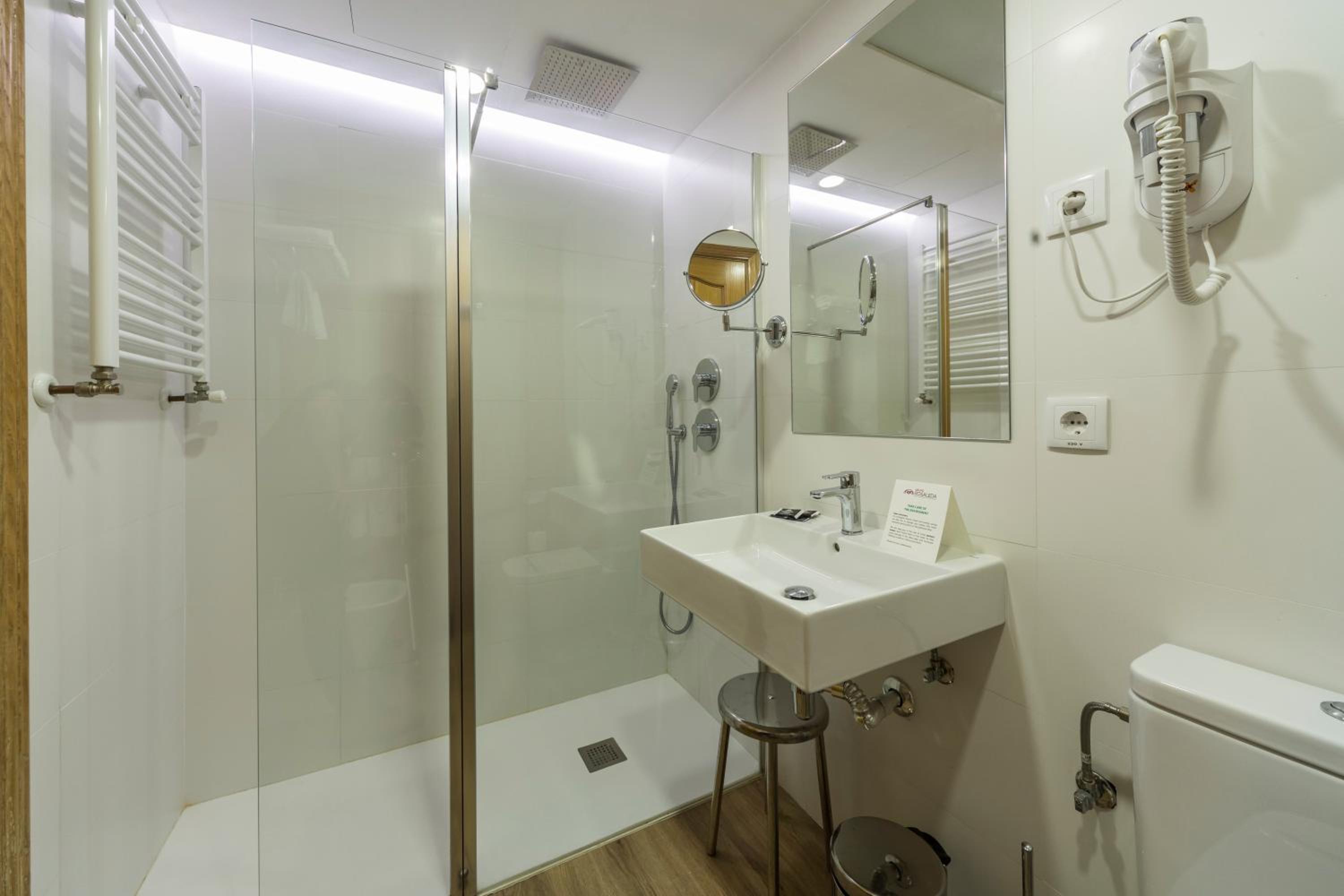 Double Room - Photo 6