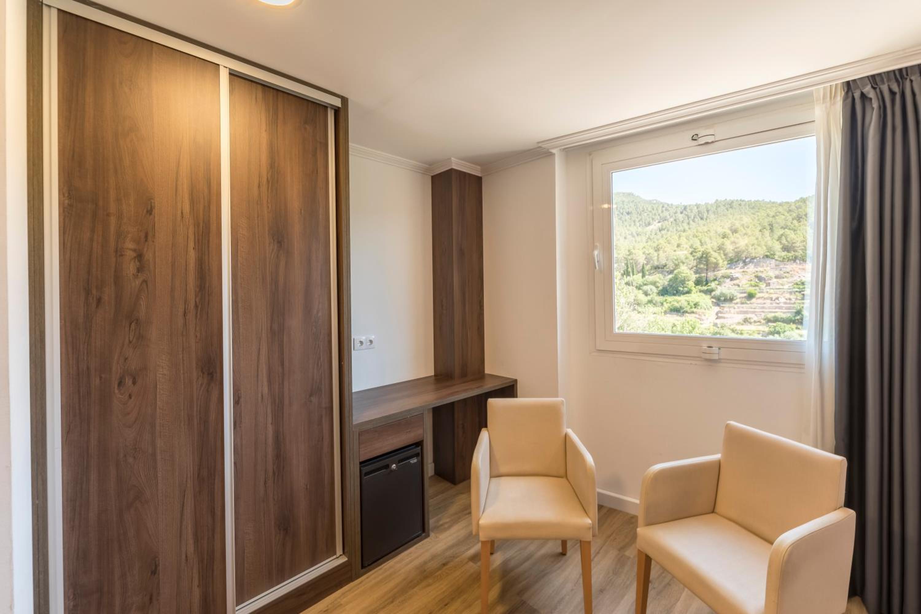 Double or Twin Room with River View - Photo 4