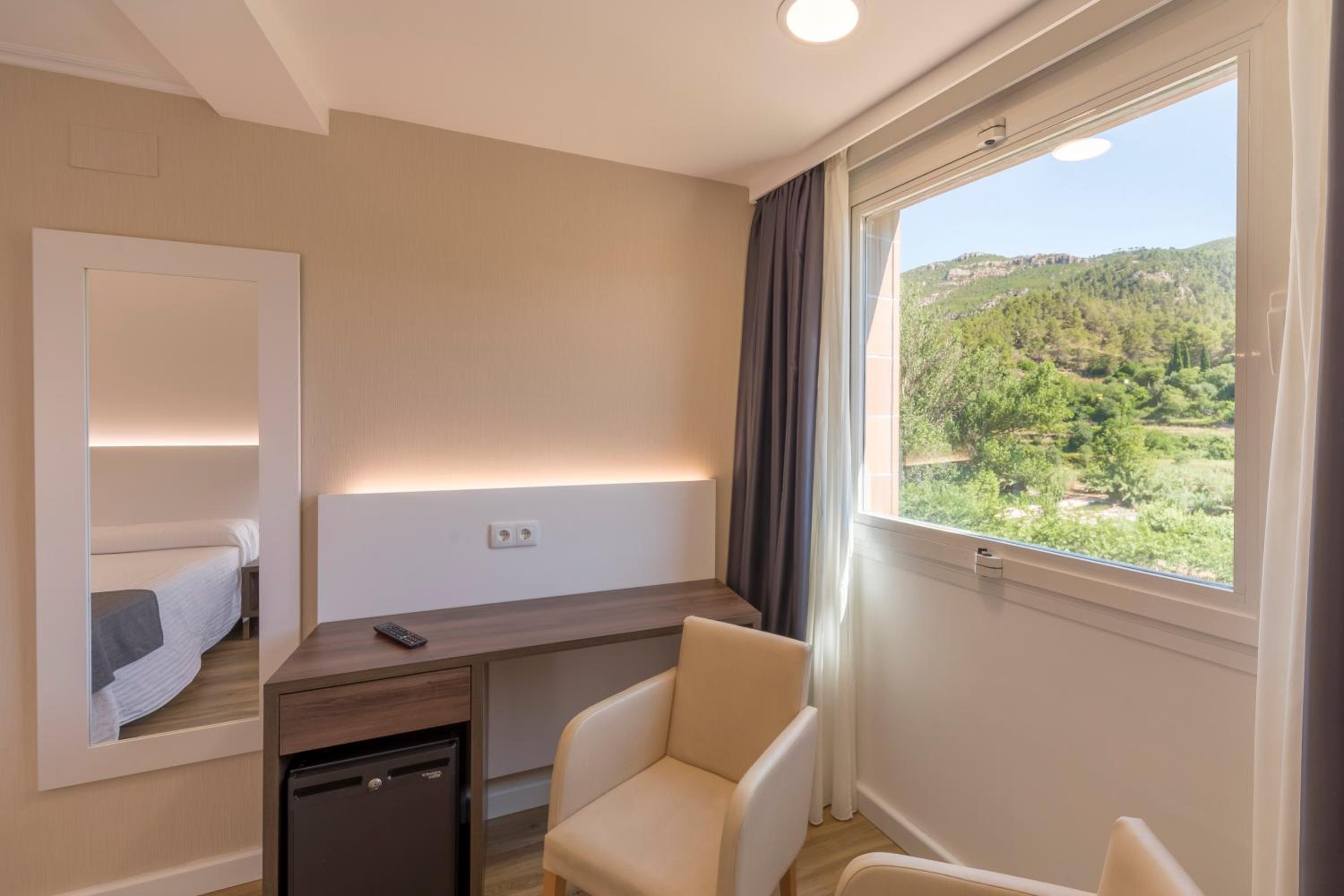 Double or Twin Room with River View - Photo 5