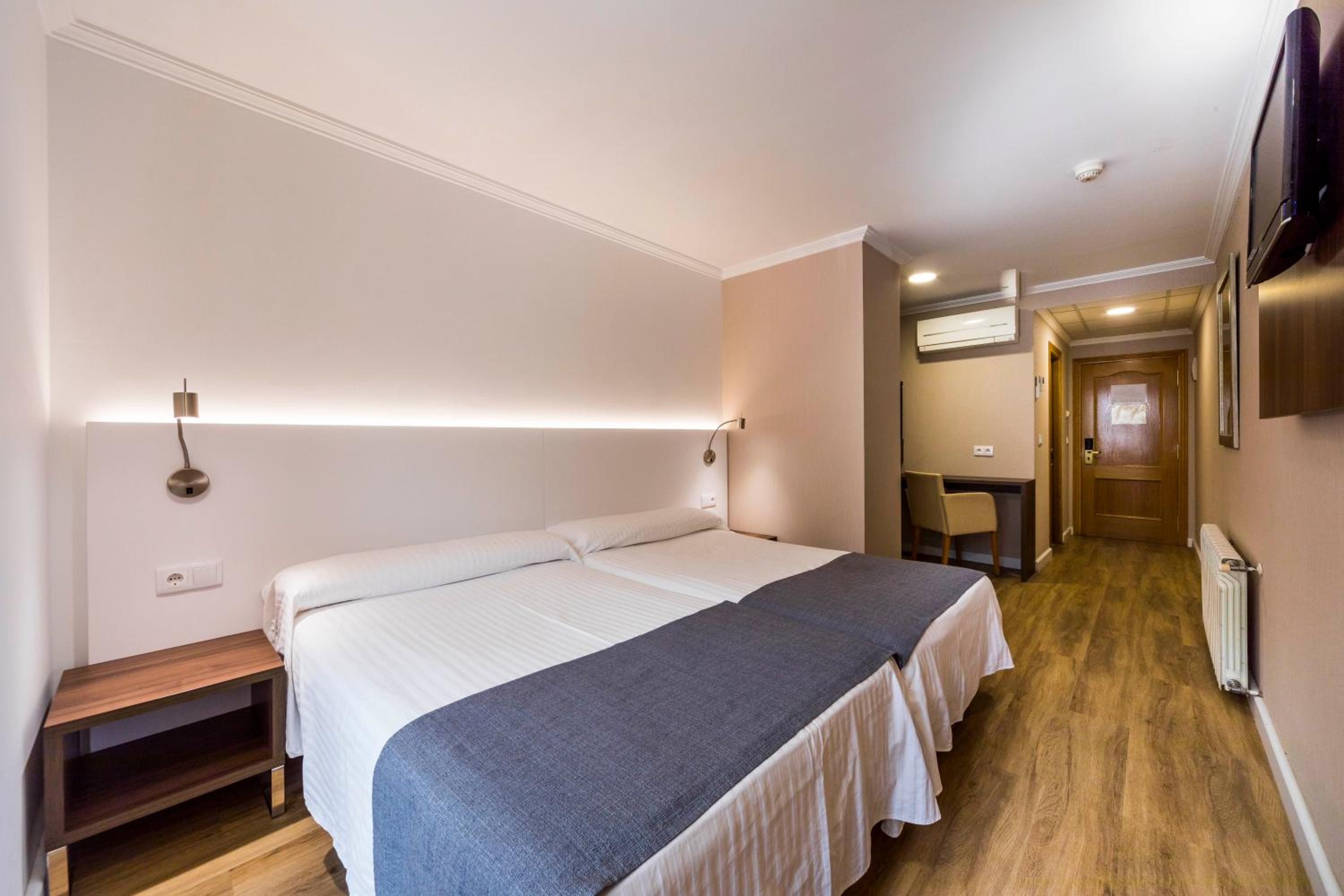 Triple Room (2 Adults + 1 Child) - Photo 7