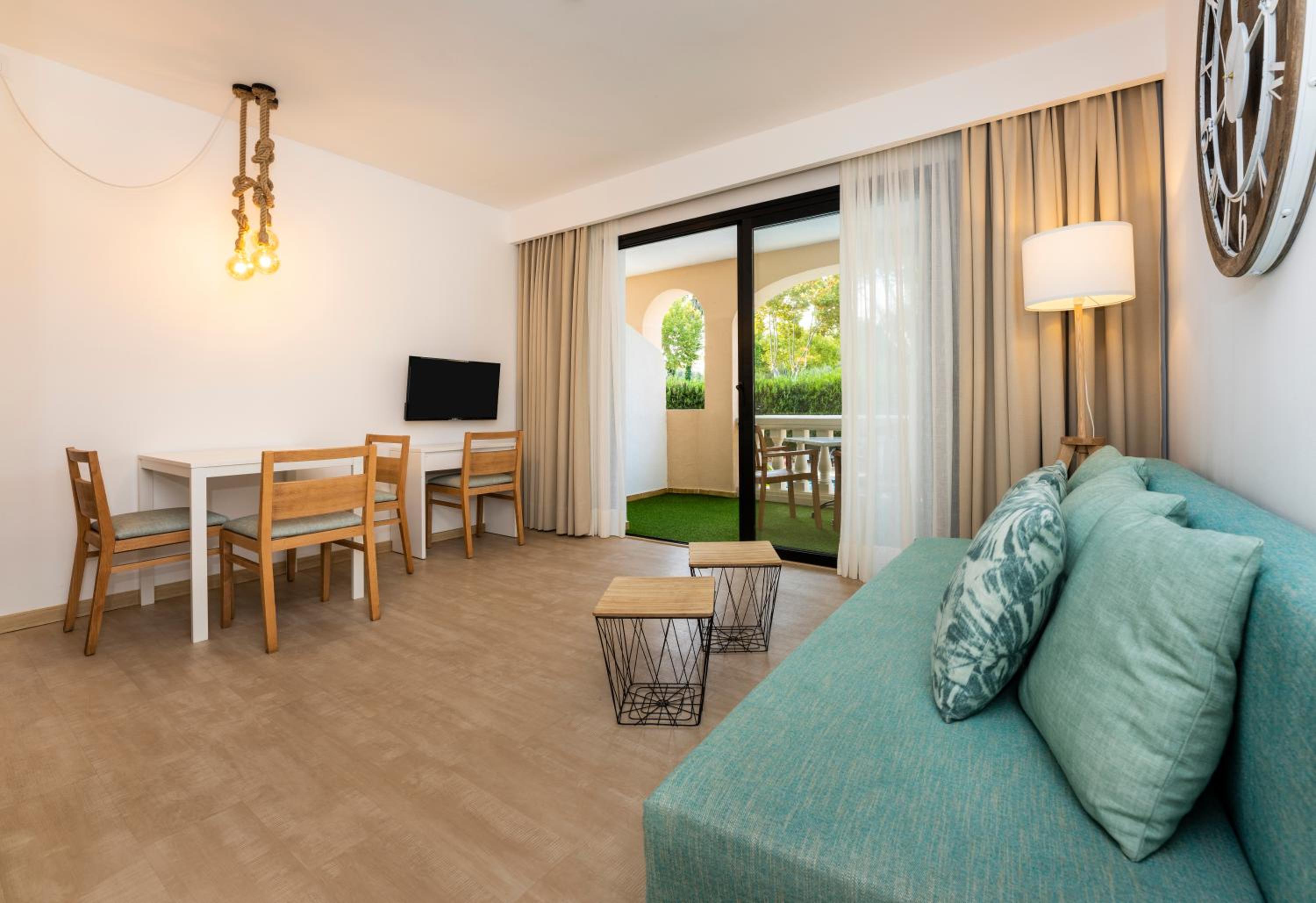 One-Bedroom Apartment (2 Adults + 2 Children) photo 2