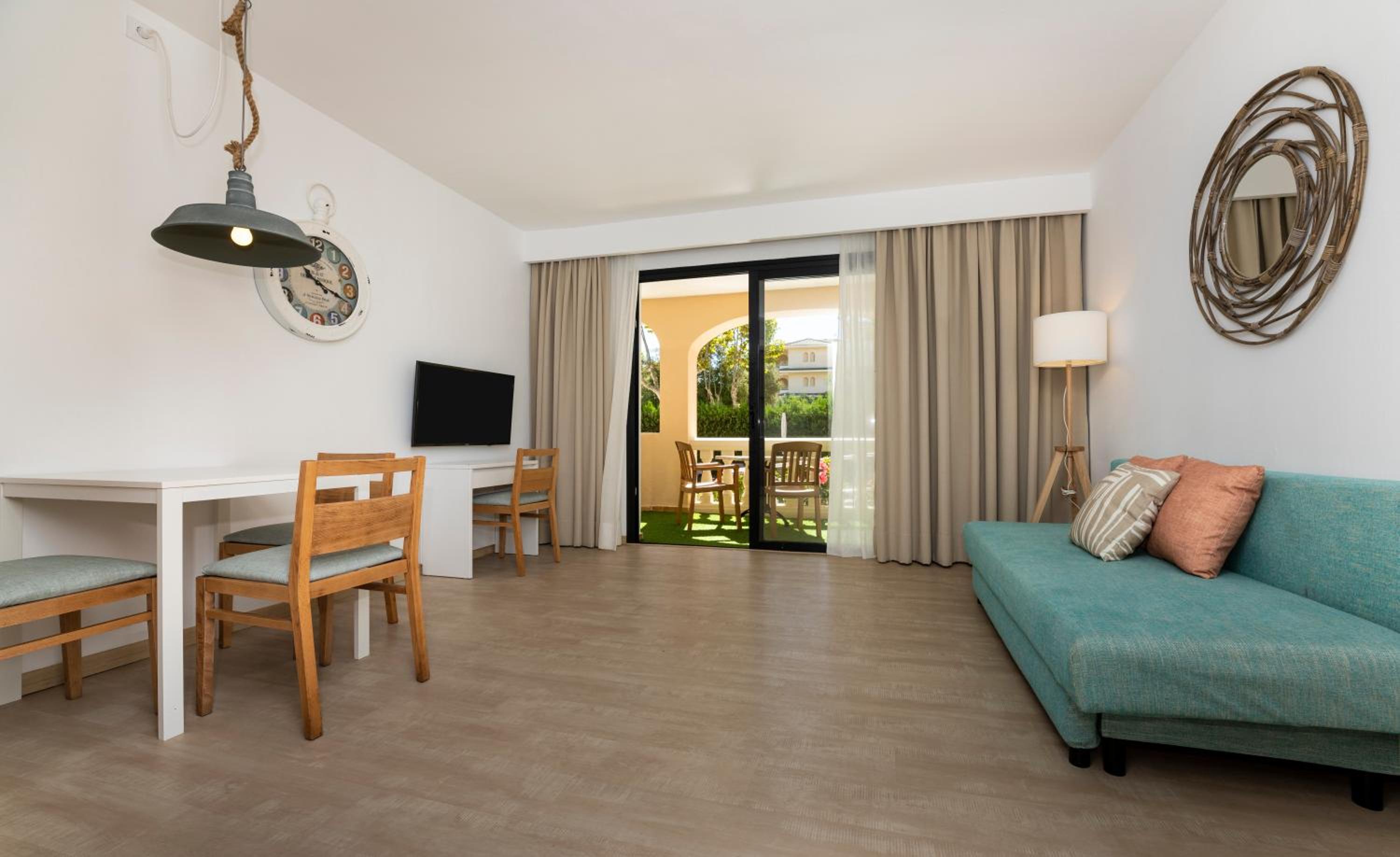 One-Bedroom Apartment (2 Adults + 2 Children) photo 3