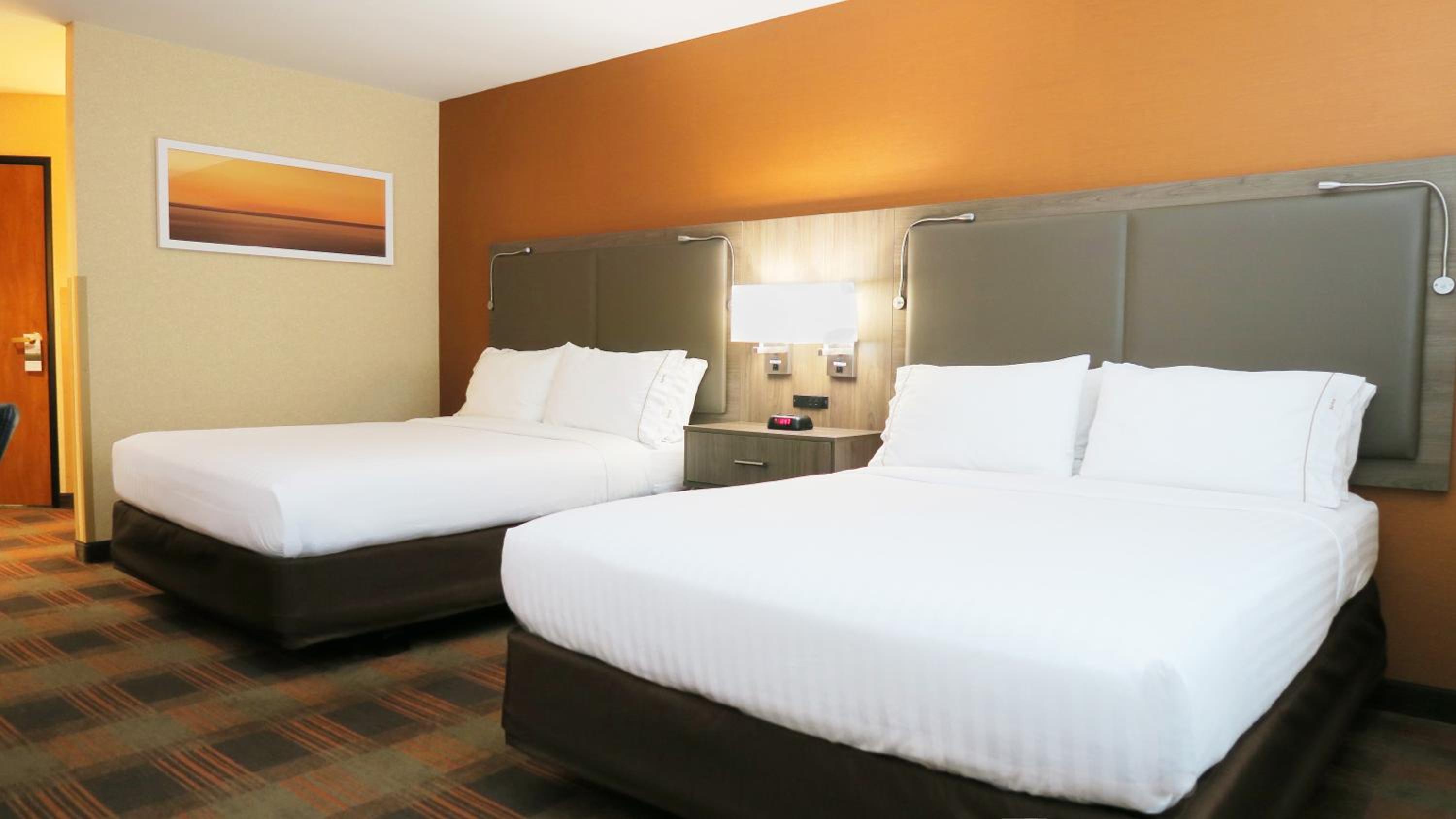 Standard Room with Two Queen Beds - Photo 5