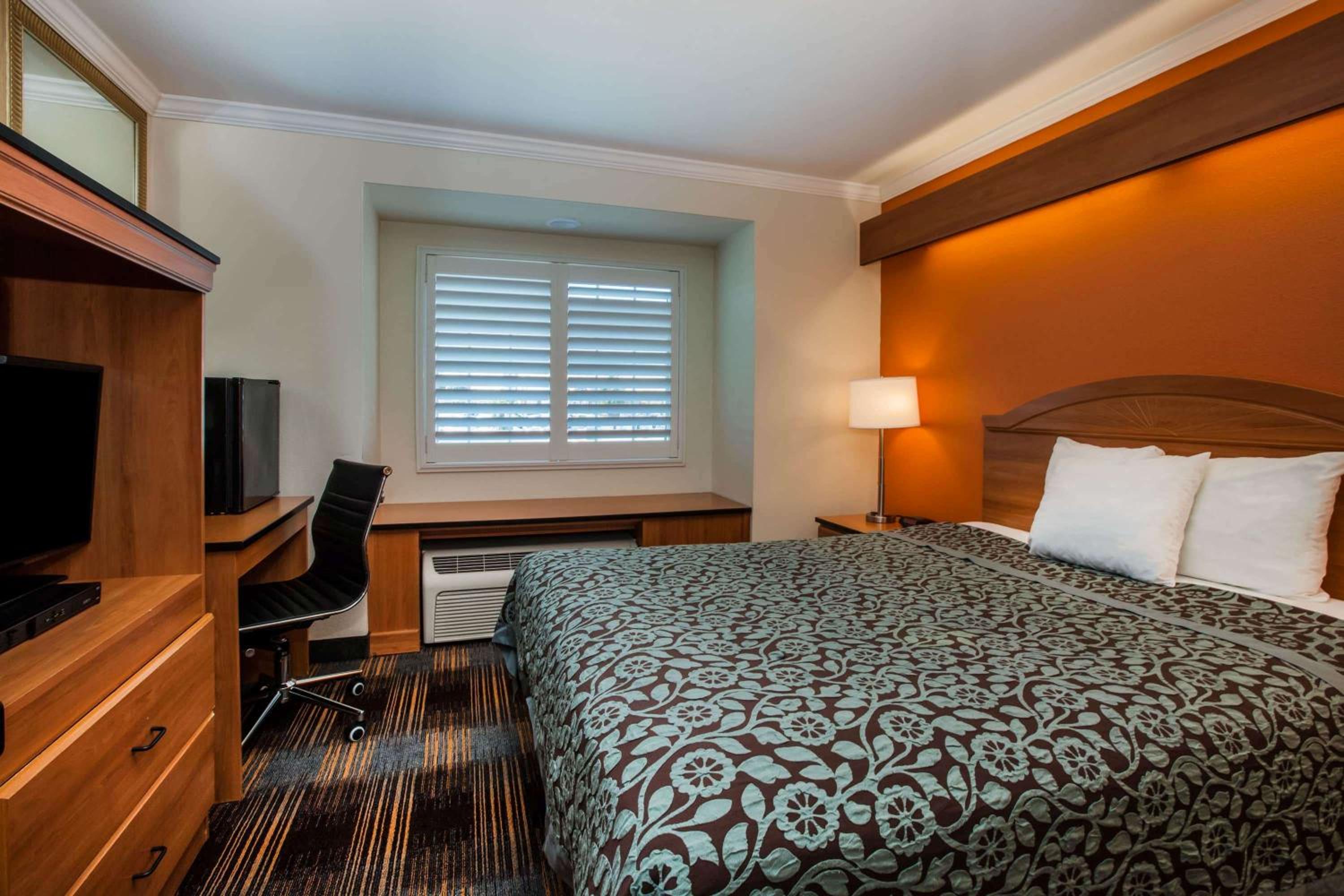 Queen Room - Mobility Access/Non-Smoking - Photo 4