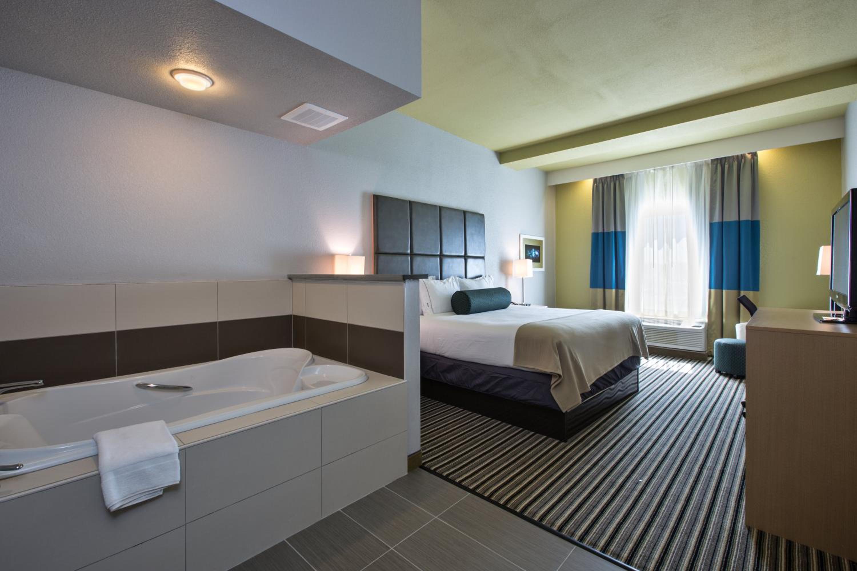 Standard King Room with Accessible Tub - Mobility Access photo 3