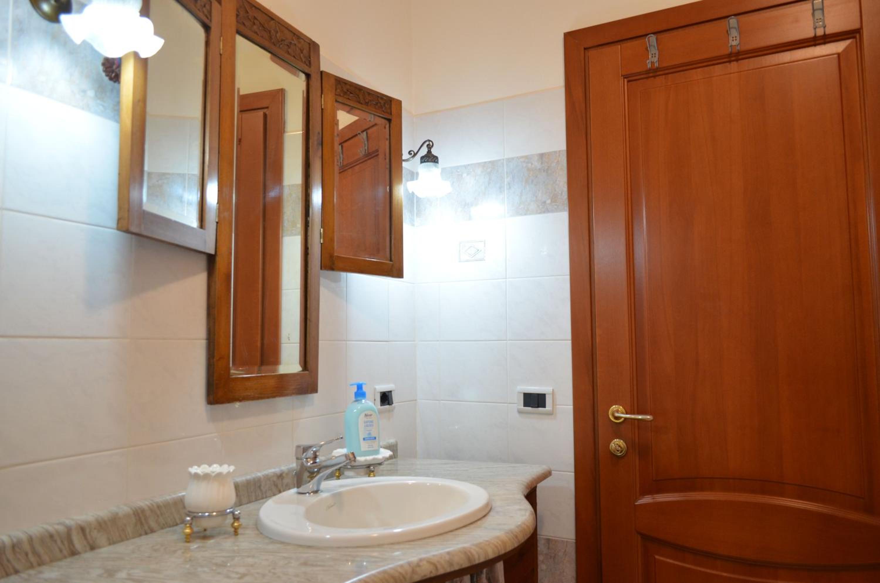 Sing Room with Shared Bathroom, Balcony and Sea View photo 2