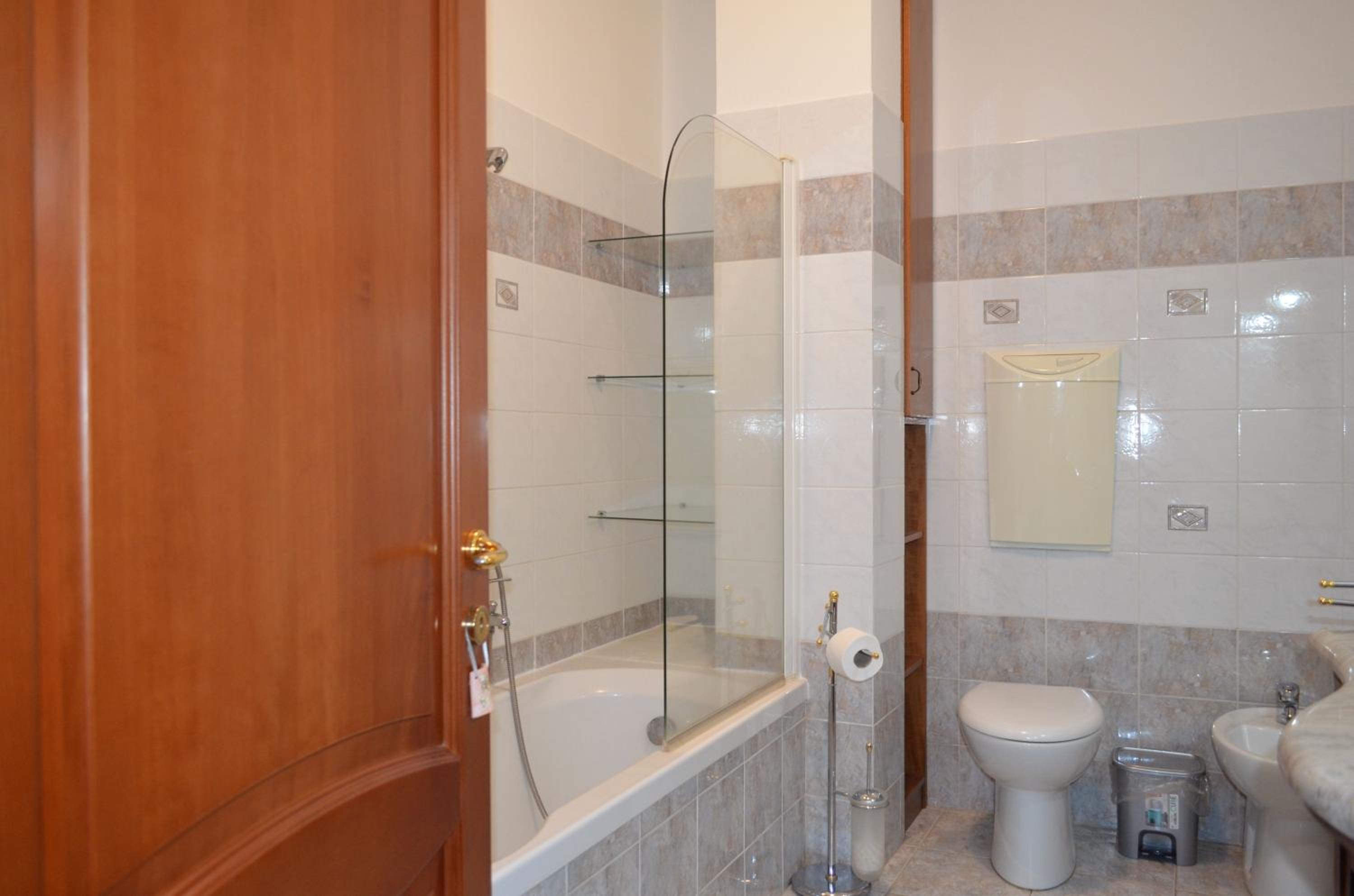 Double Room with Shared Bathroom photo 3