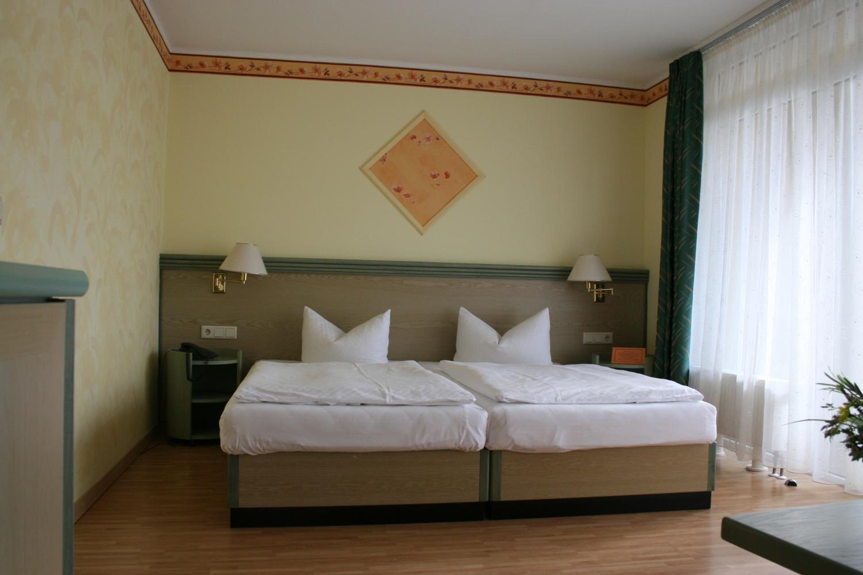 1-room apartment with balcony seaside / main street