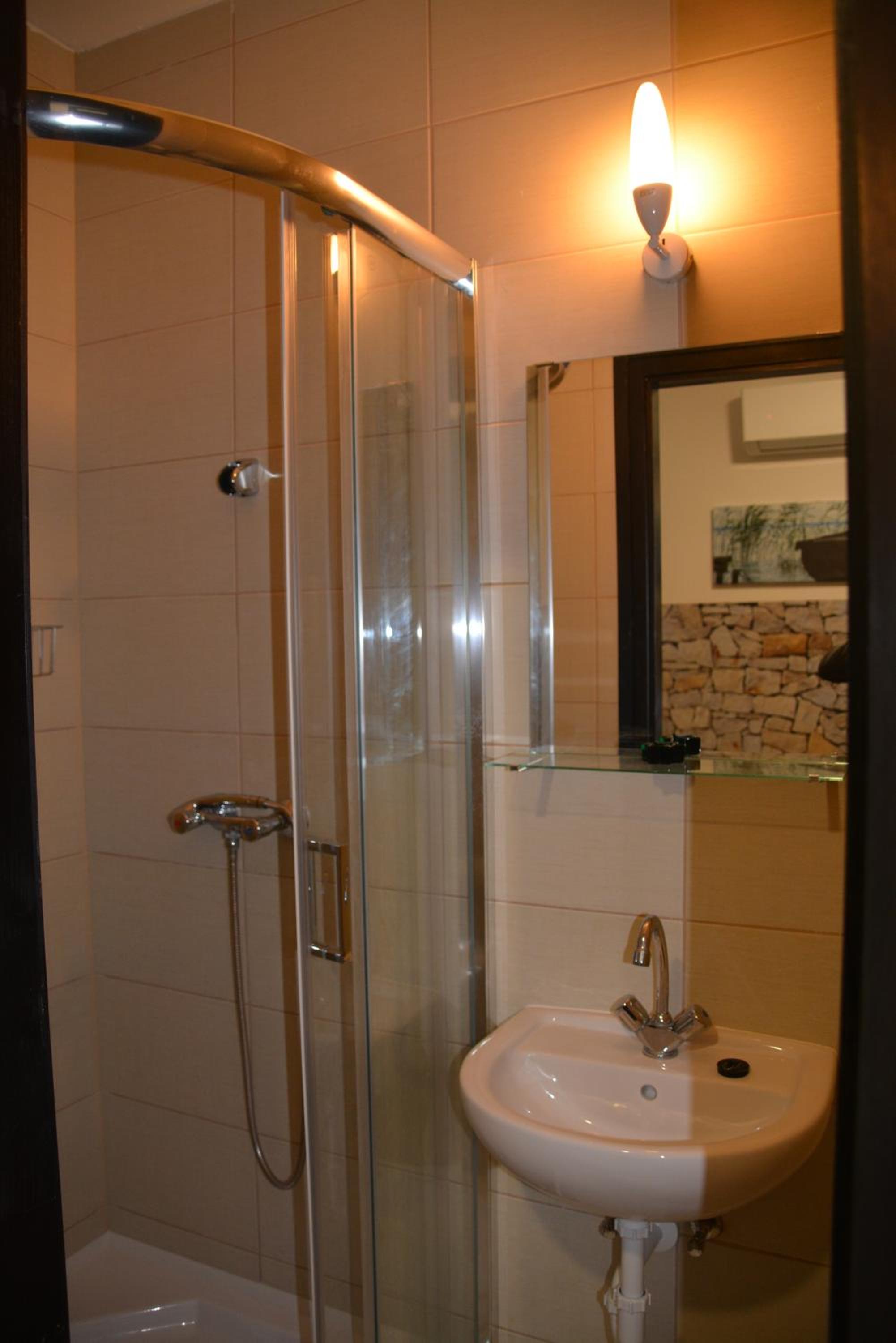 Double Room with Private Bathroom - Photo 6