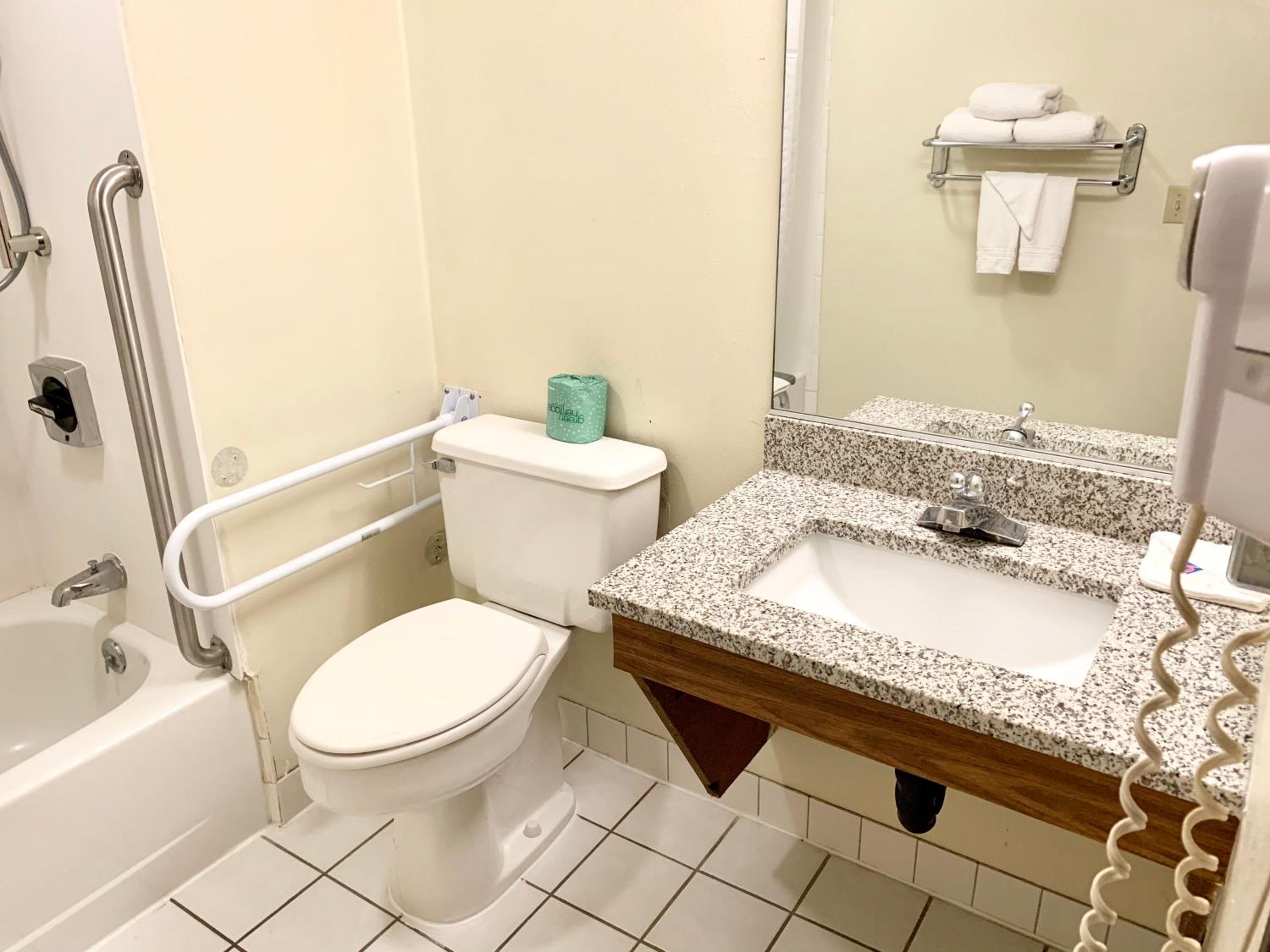 Quadruple Room - Disability Access - Non-Smoking - Photo 11