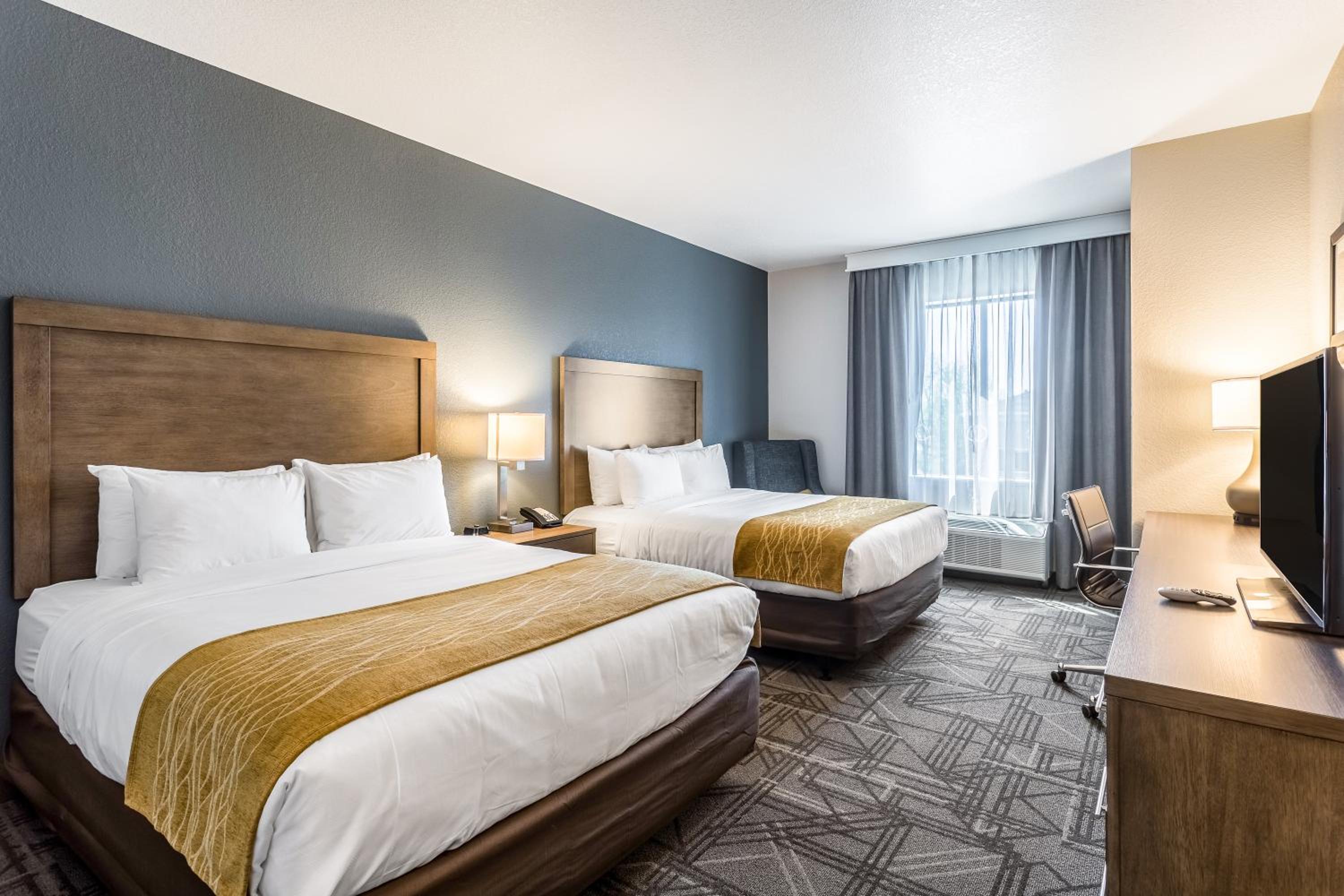 Queen Room with Two Queen Beds - Accessible/Non-Smoking  photo 3