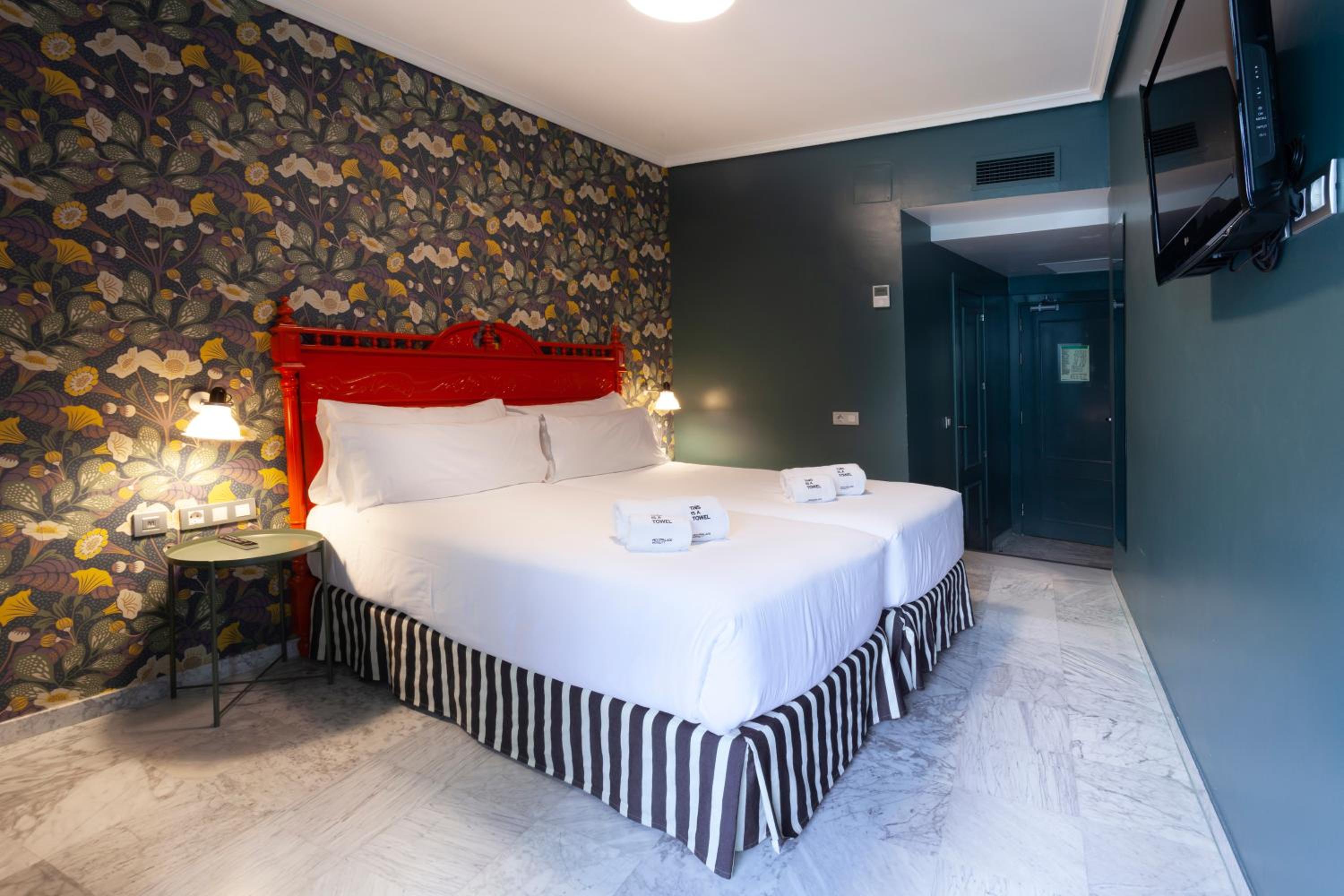 Double Room with City View - Photo 2