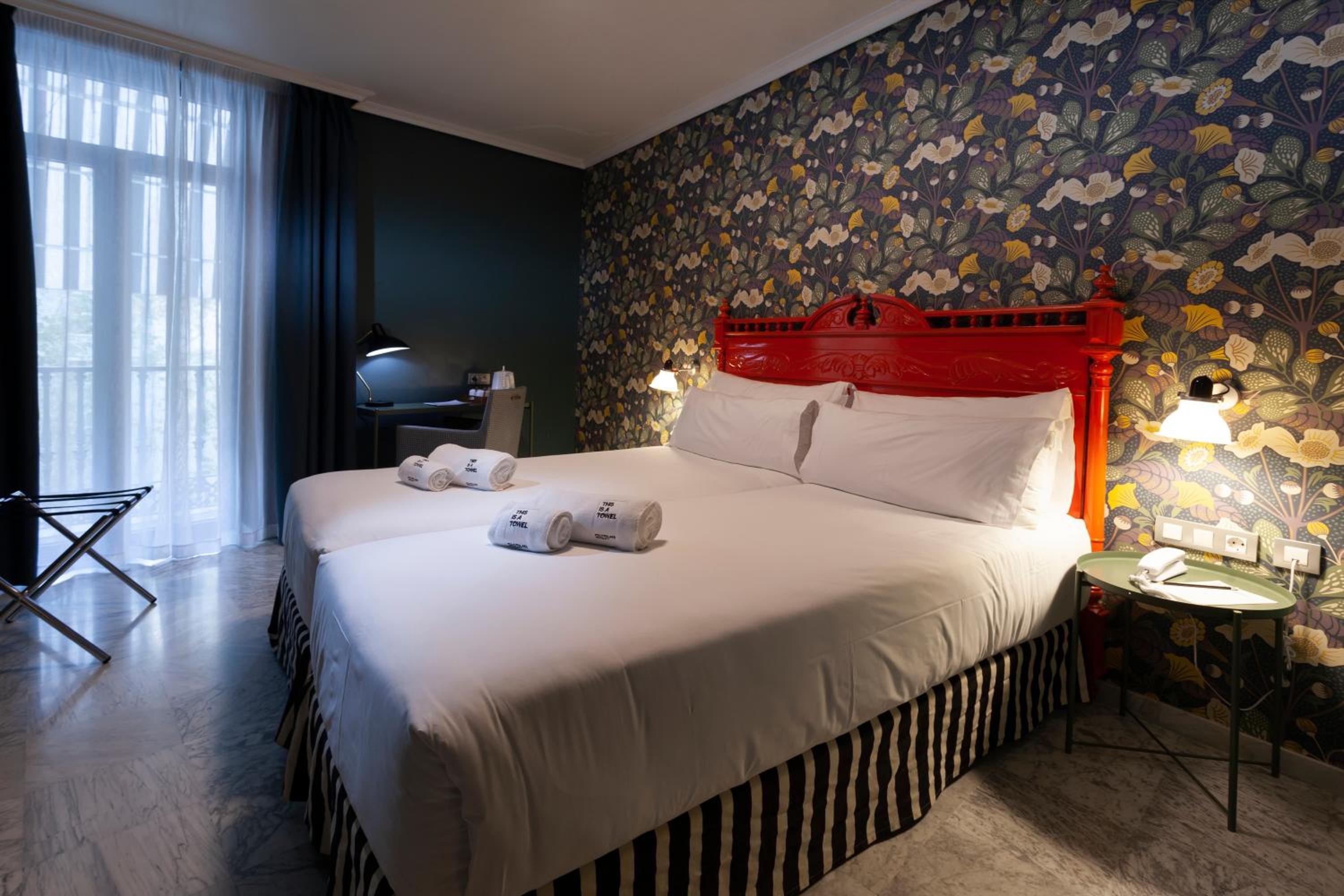 Double Room with City View - Photo 6