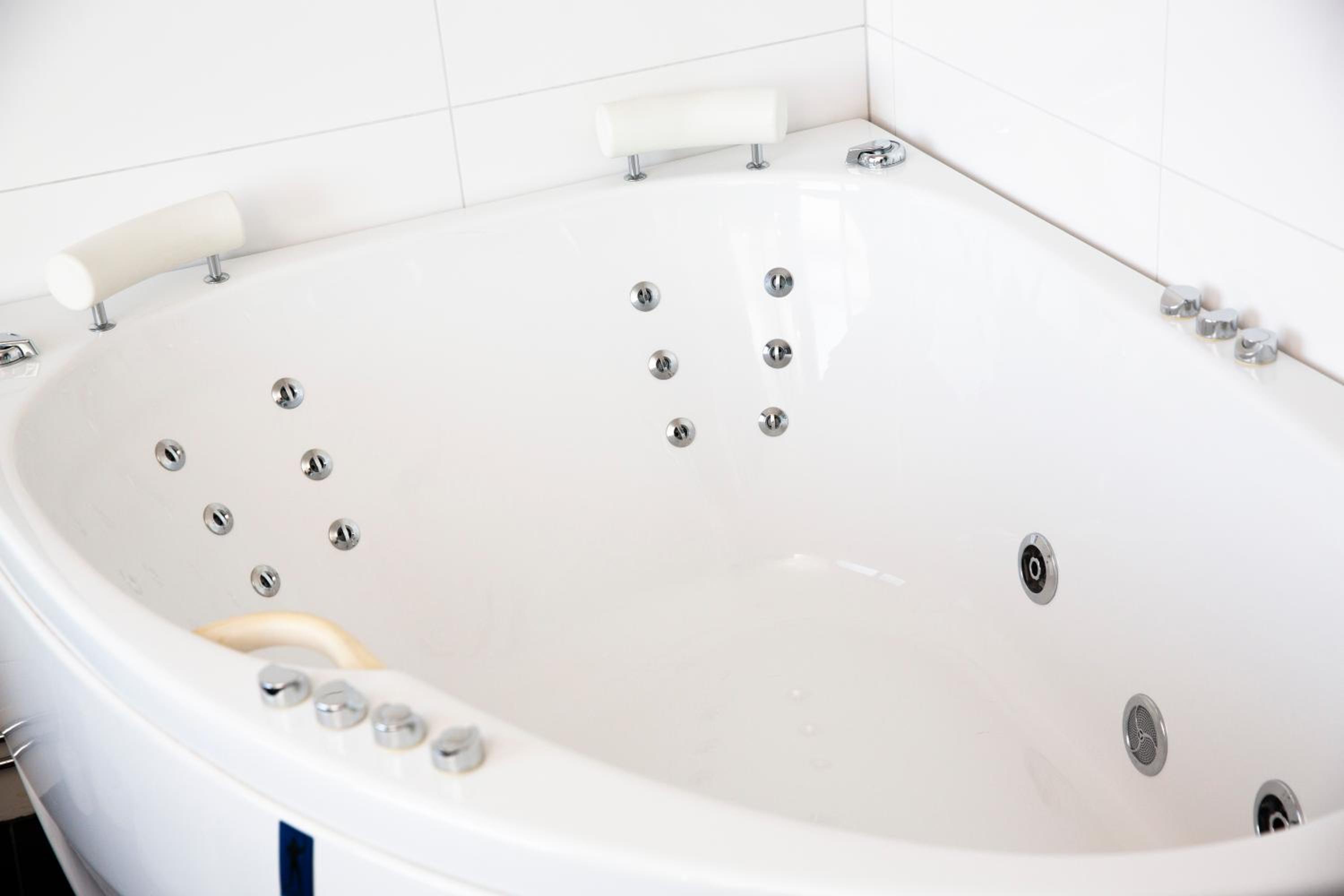Deluxe Suite with Spa Bath - Photo 4