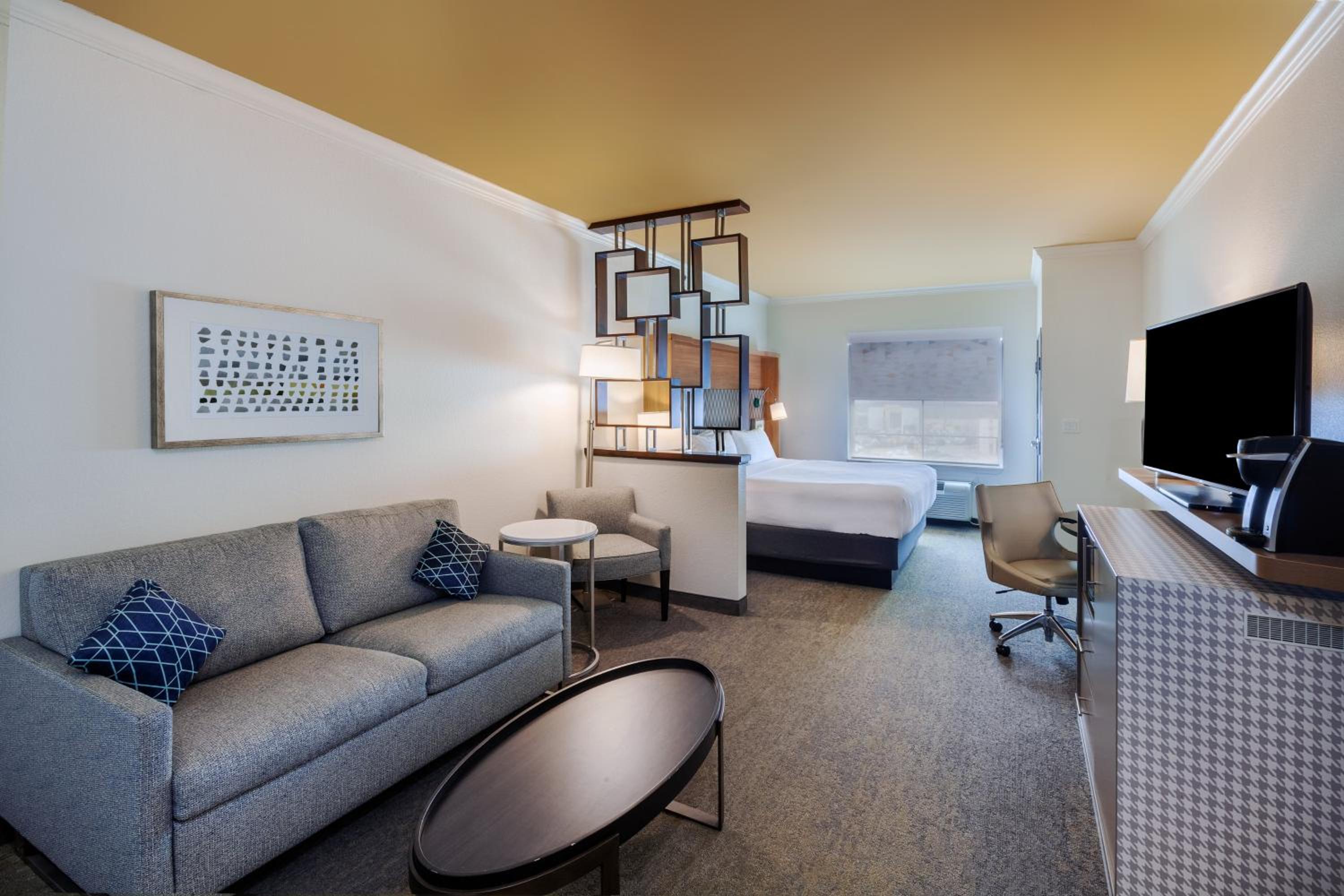 Standard King Room with Sofa Bed - Photo 1
