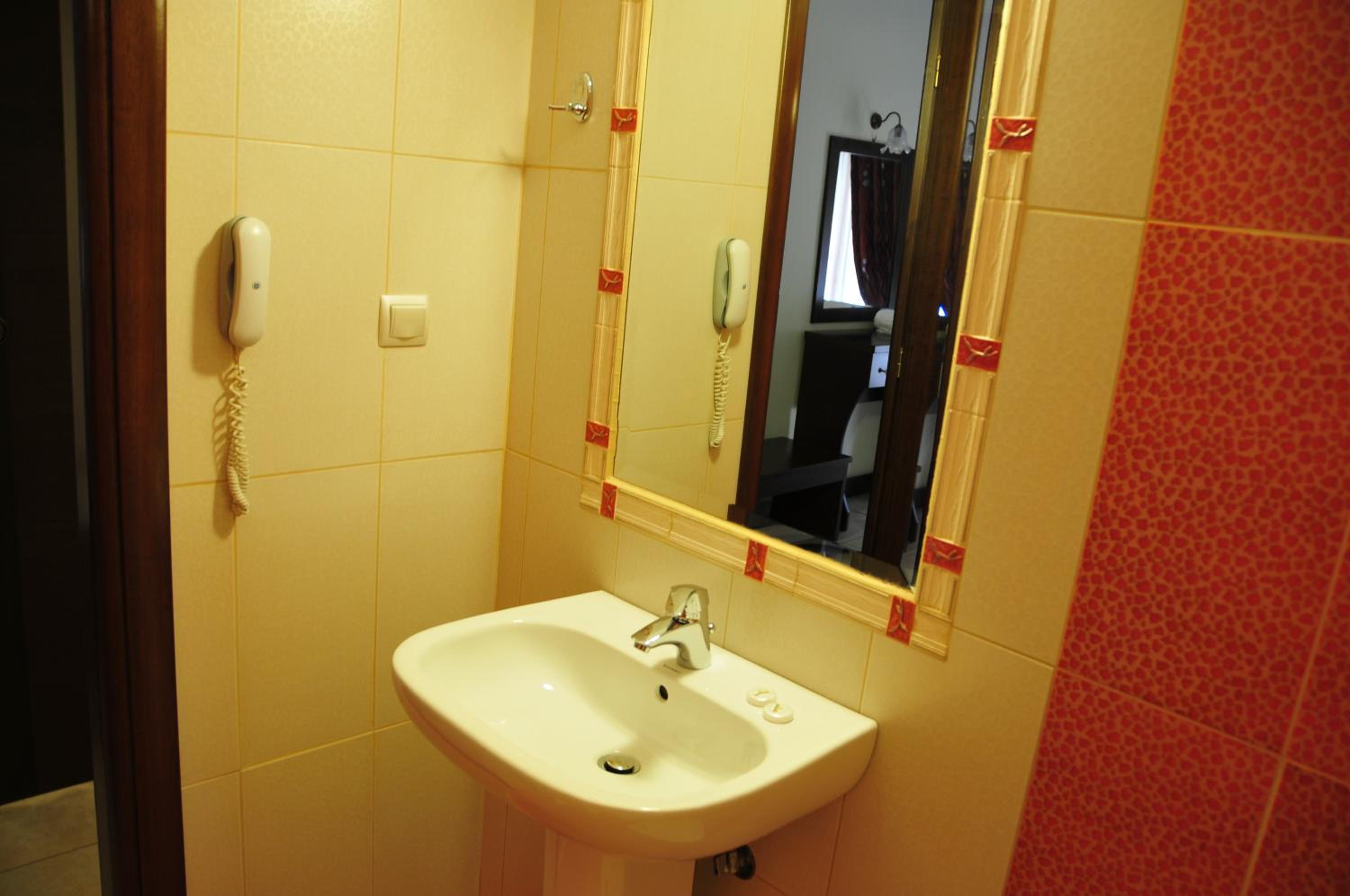 Standard Twin Room - Photo 3