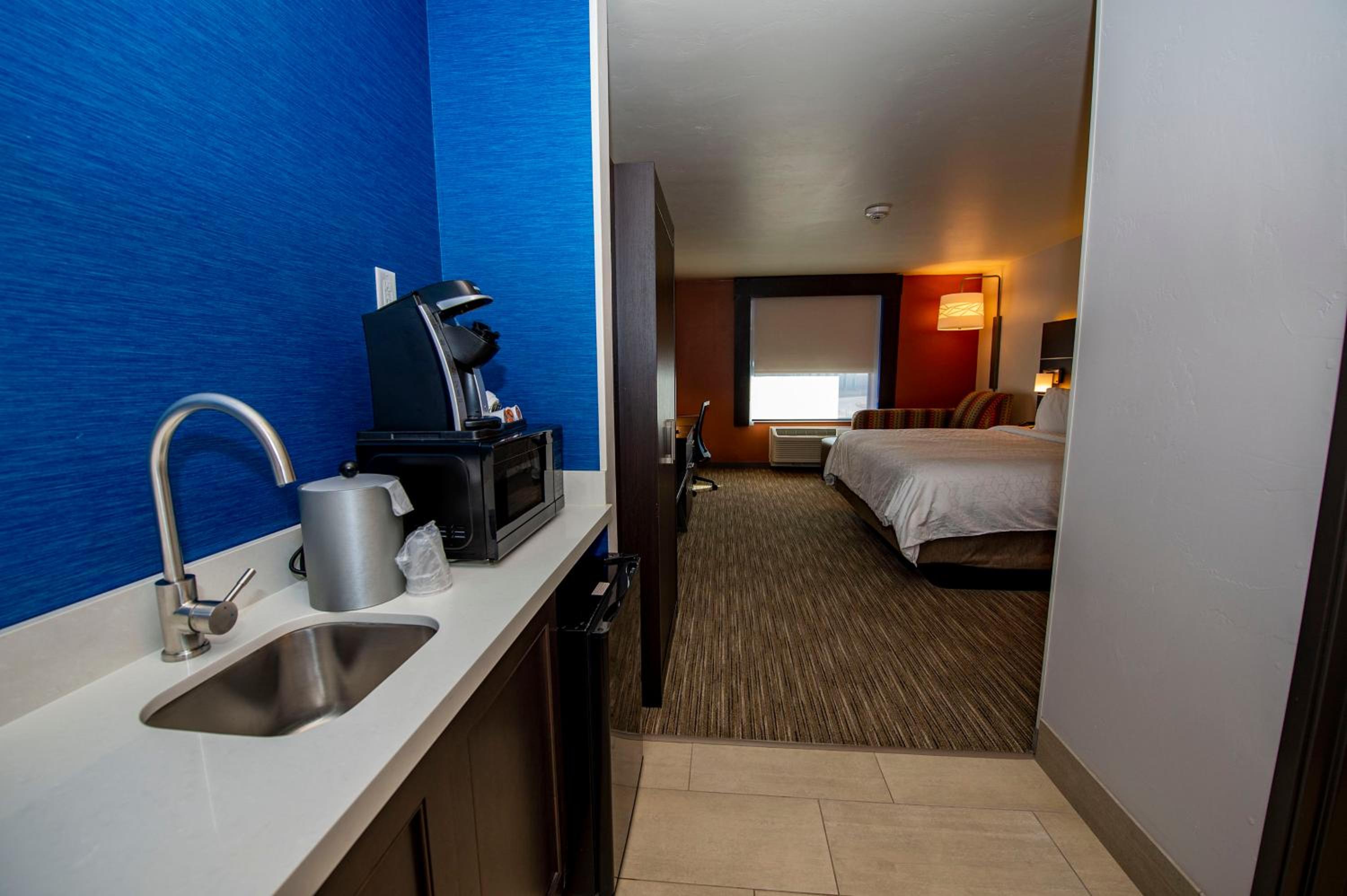 King Room - Mobility Access/Hearing Accessible photo 3