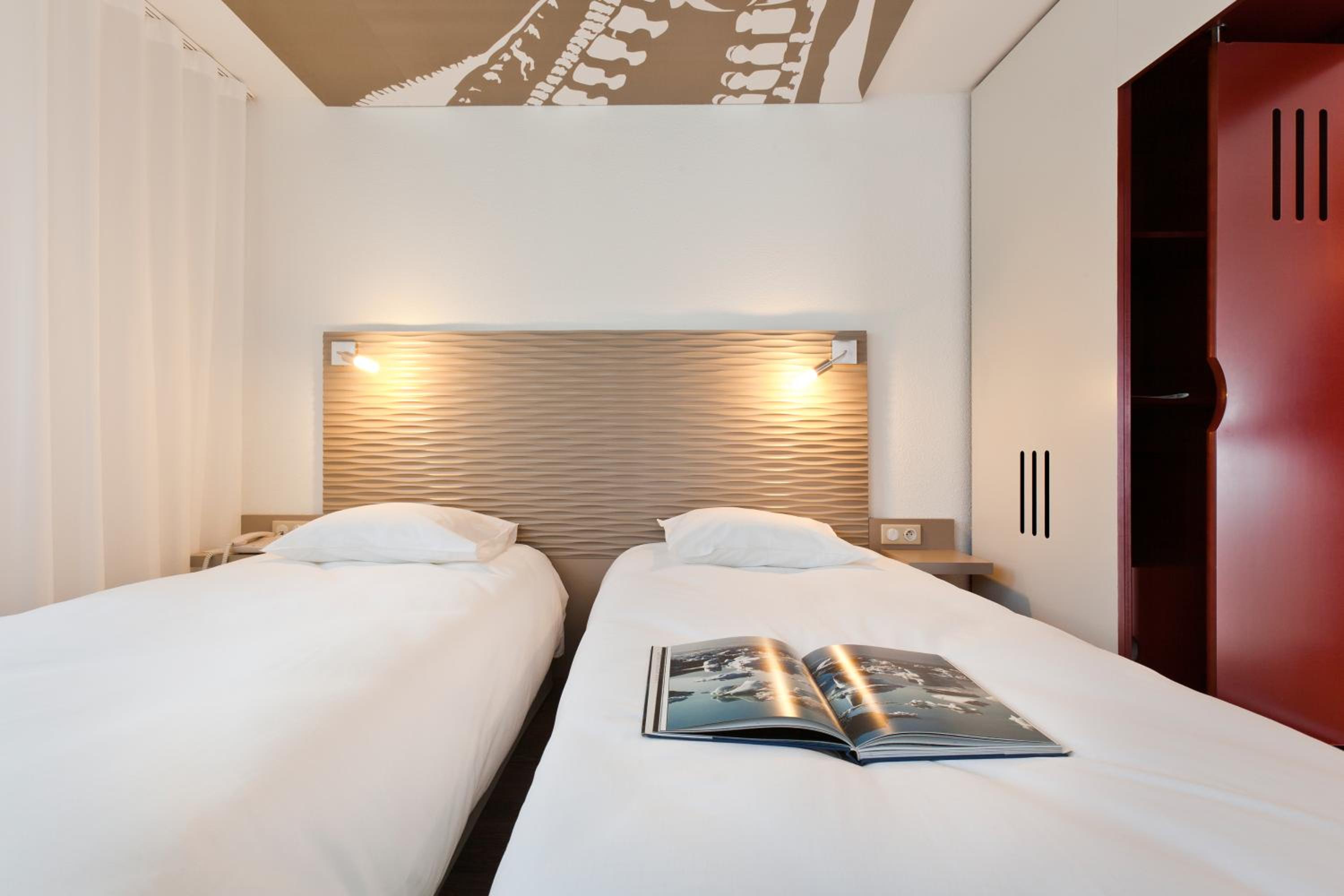 Standard Twin Room - Photo 6