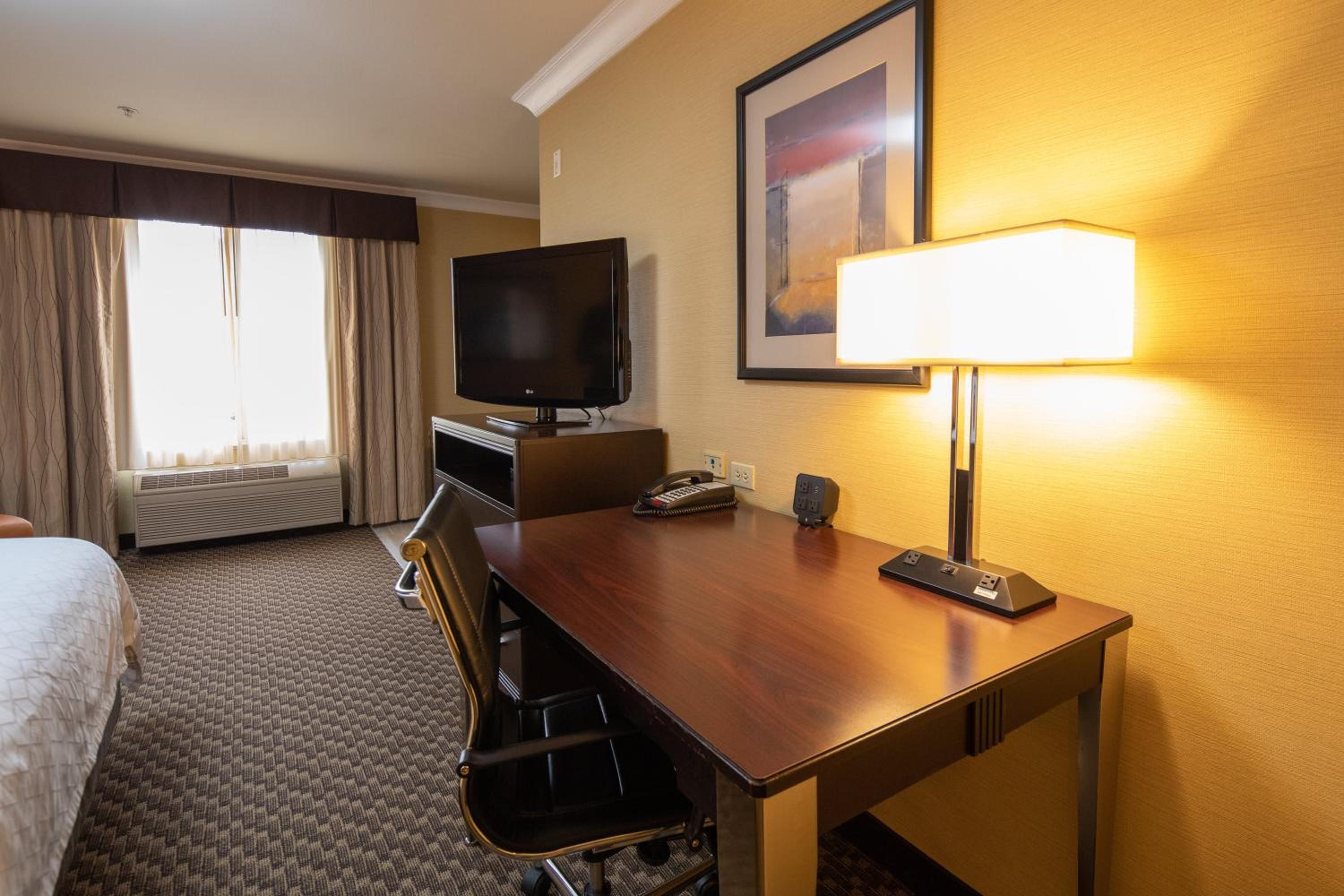 King Suite with Spa Bath - Photo 1