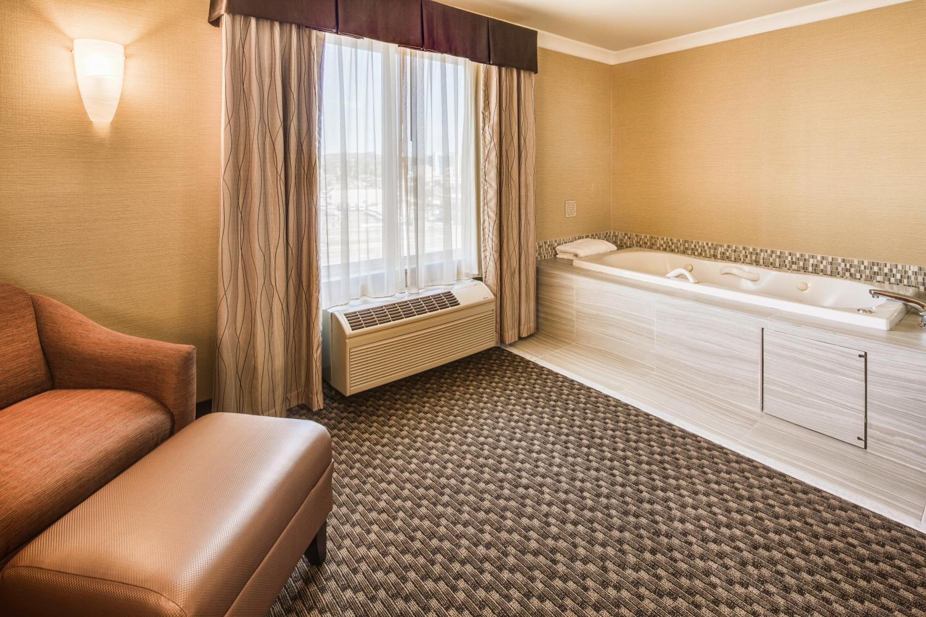 King Suite with Spa Bath - Photo 2