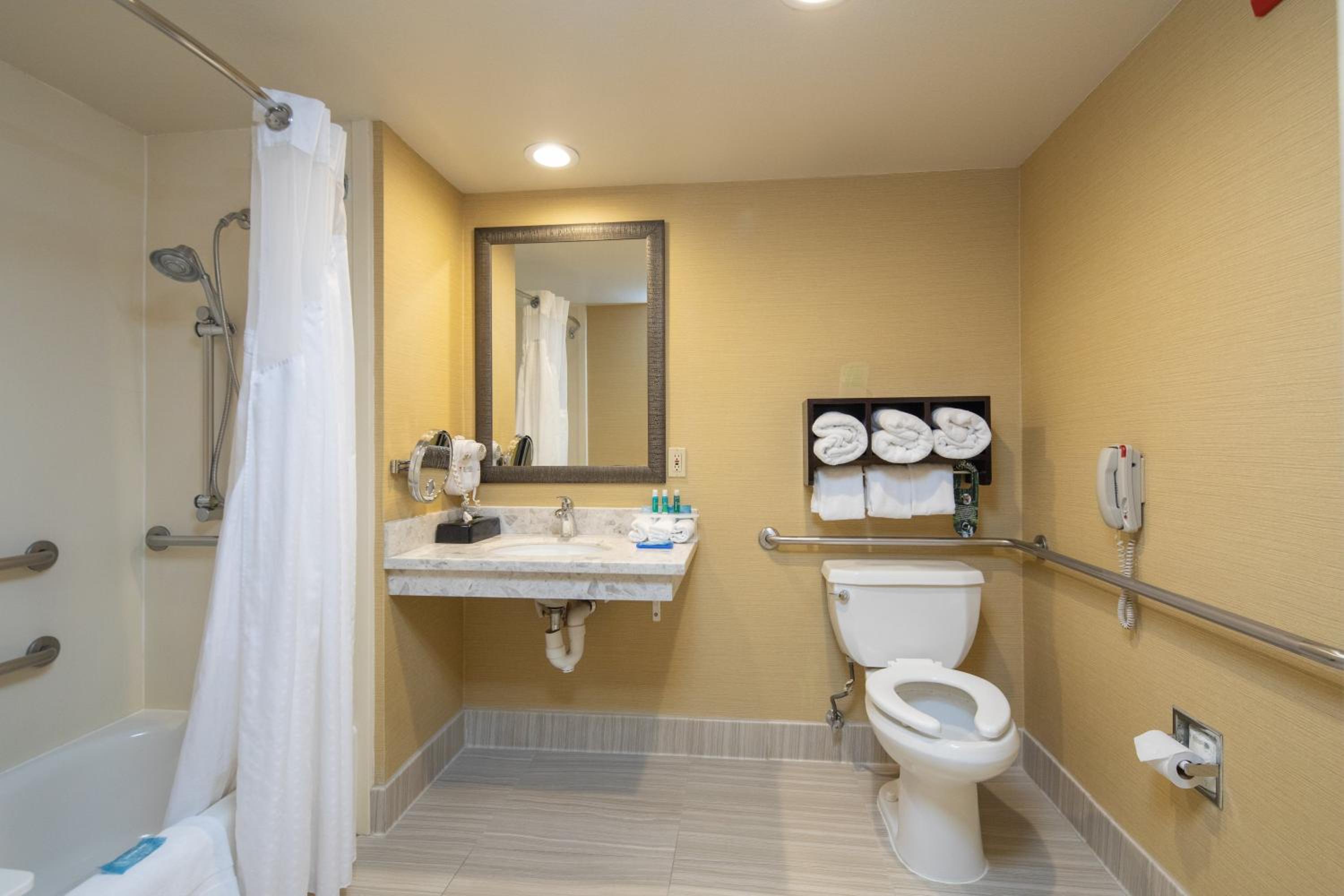 Standard Queen Room with Two Queen Beds and Mobility Accessible Tub photo 2