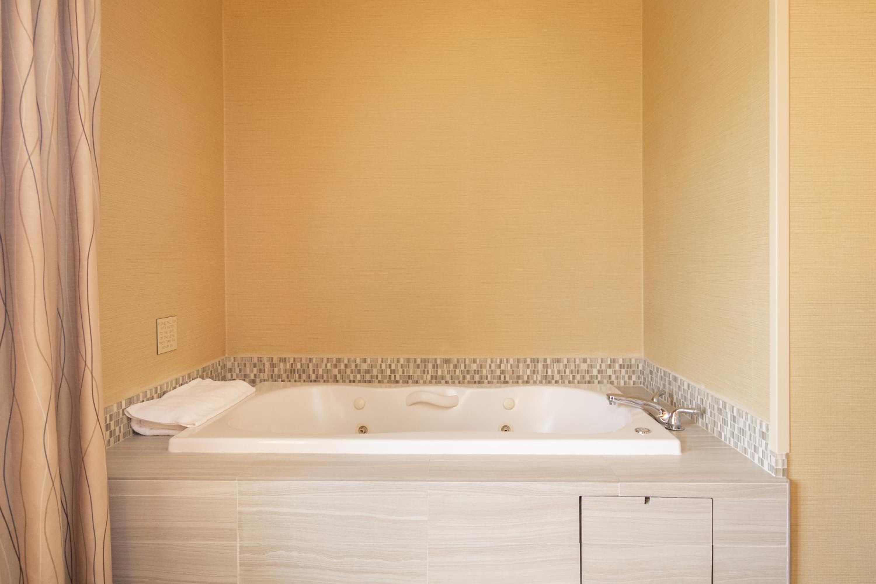 King Suite with Spa Bath - Photo 11