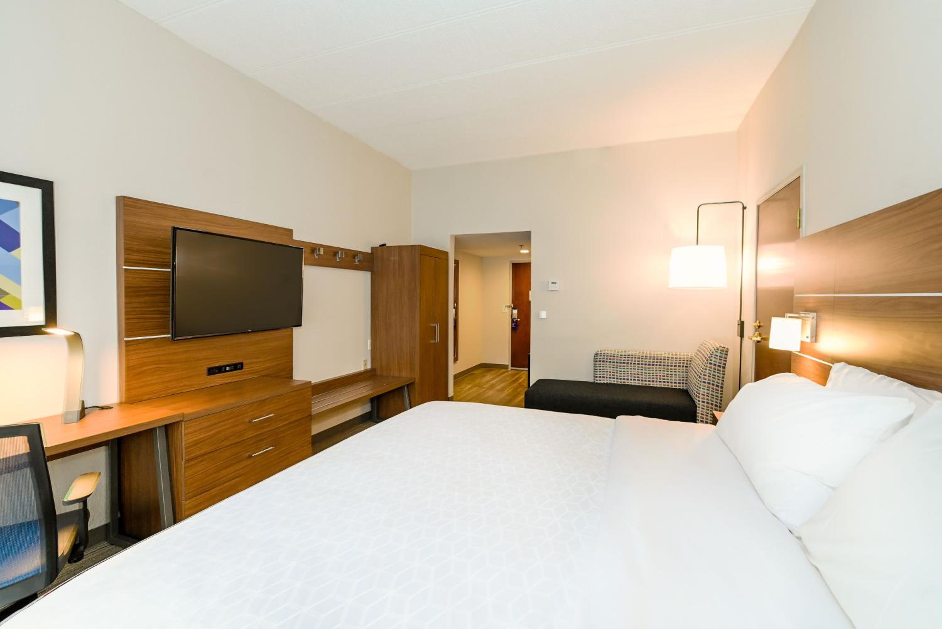 Standard King Room with Sofa Bed - Non-Smoking - Photo 3