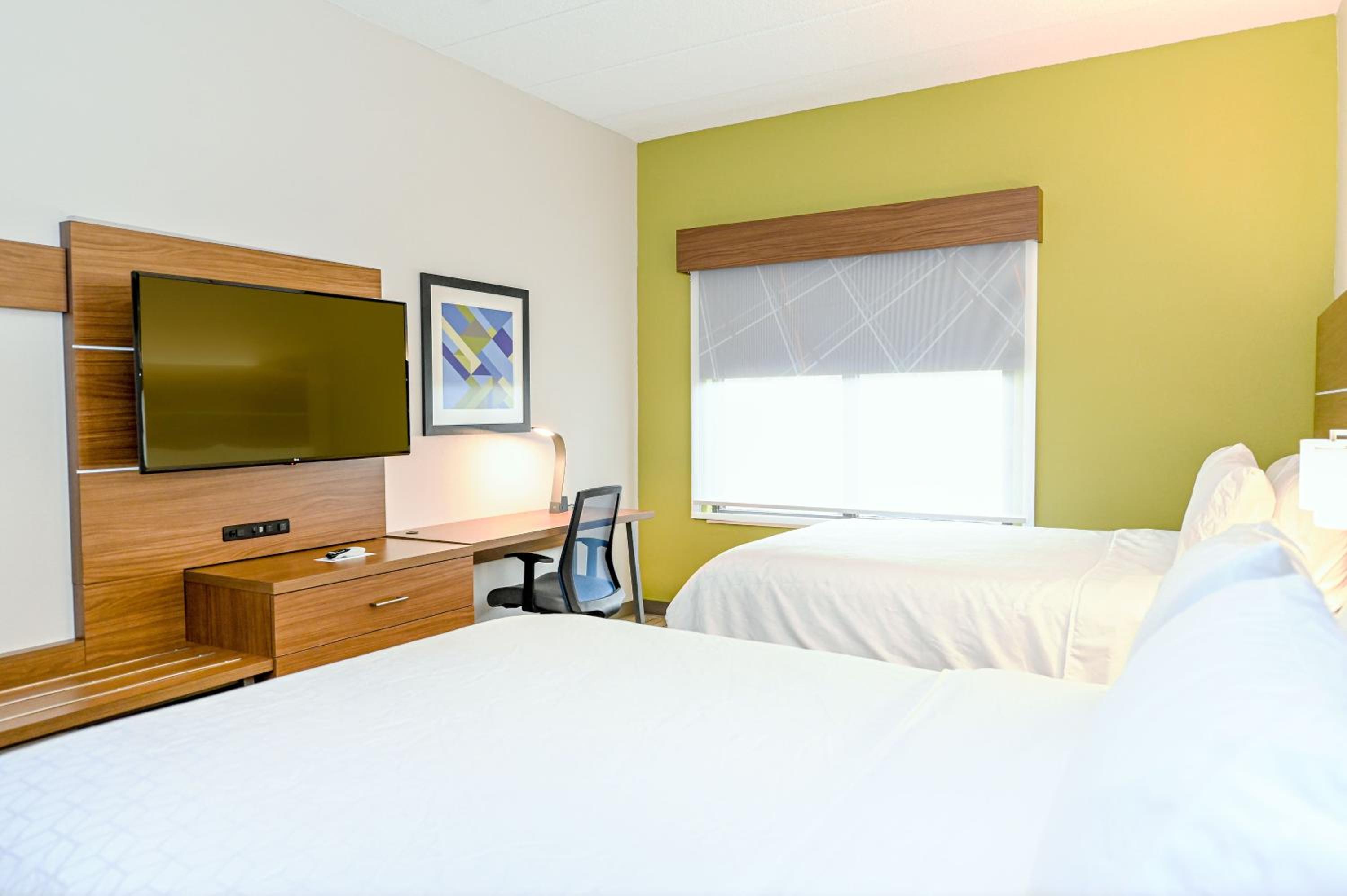Standard Queen Room with Two Queen Beds - Photo 3