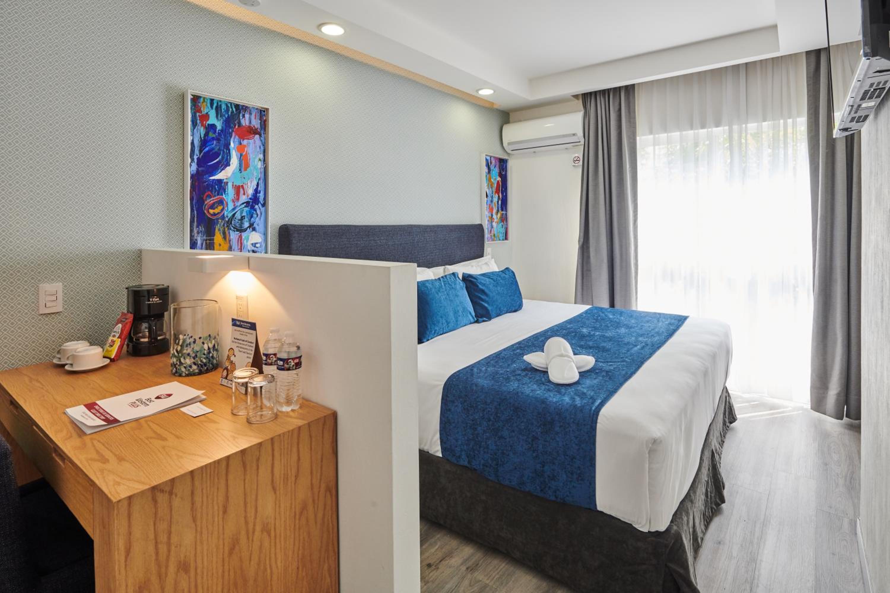 King Suite with Whirlpool - Non-Smoking photo 3