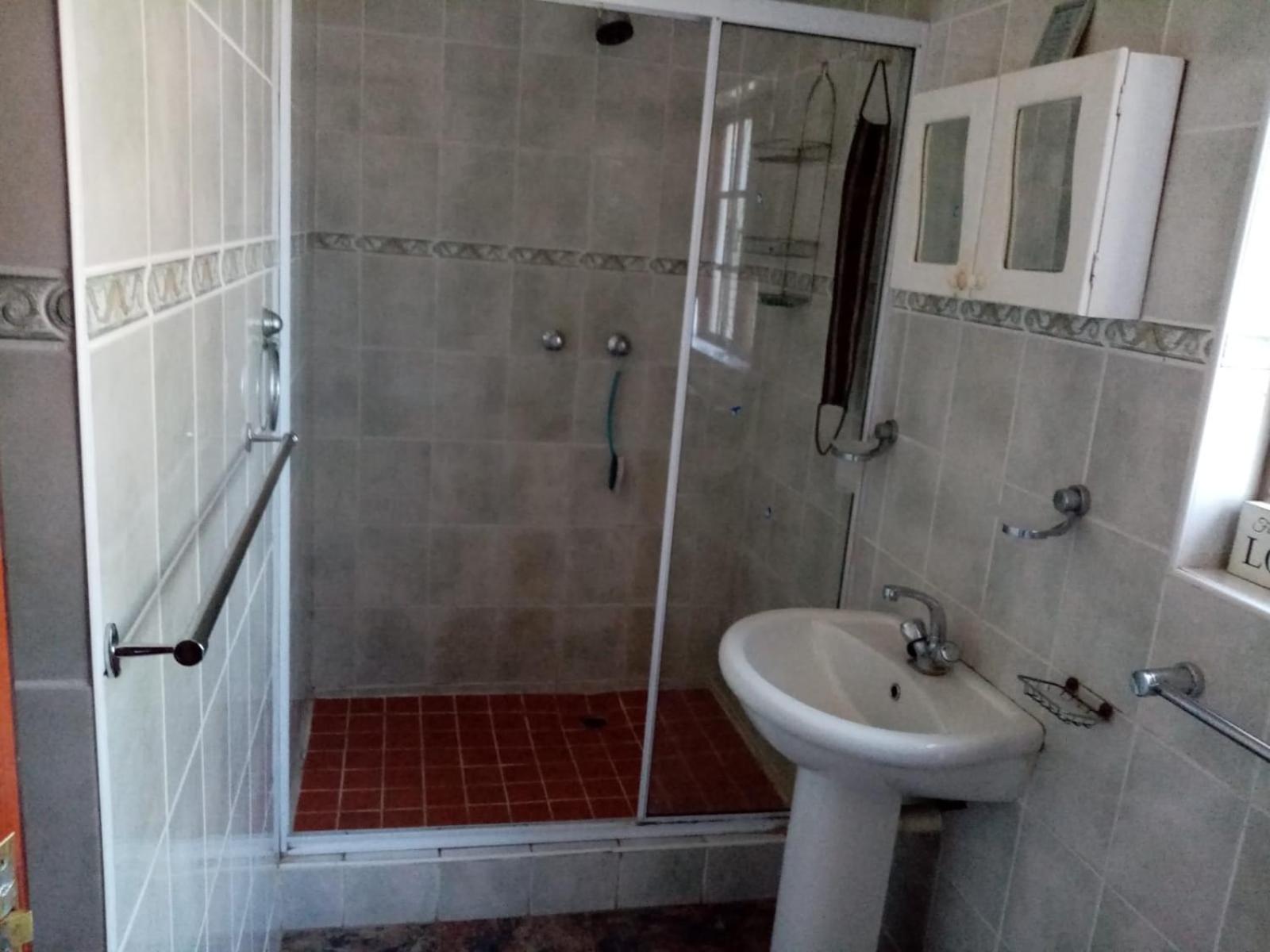 Four-Bedroom House - Photo 26