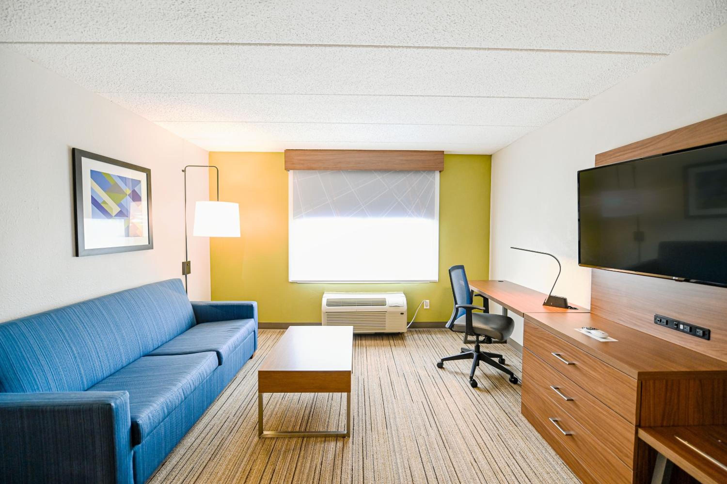 Standard Queen Room with Two Queen Beds and Mobility Accessible Tub - Photo 1