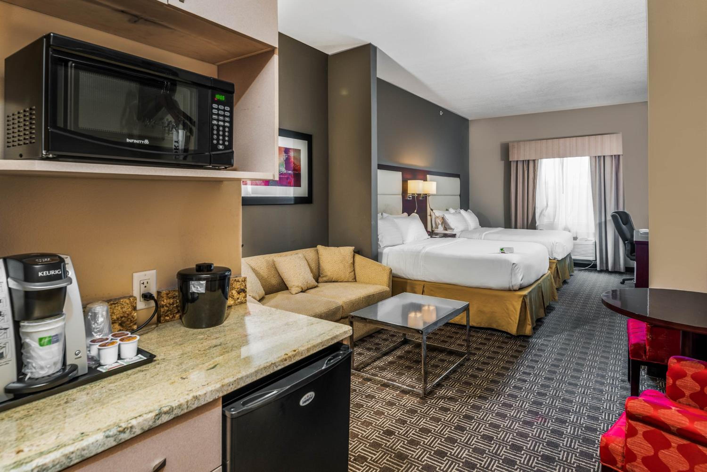 Suite with Two Queen Beds photo 2