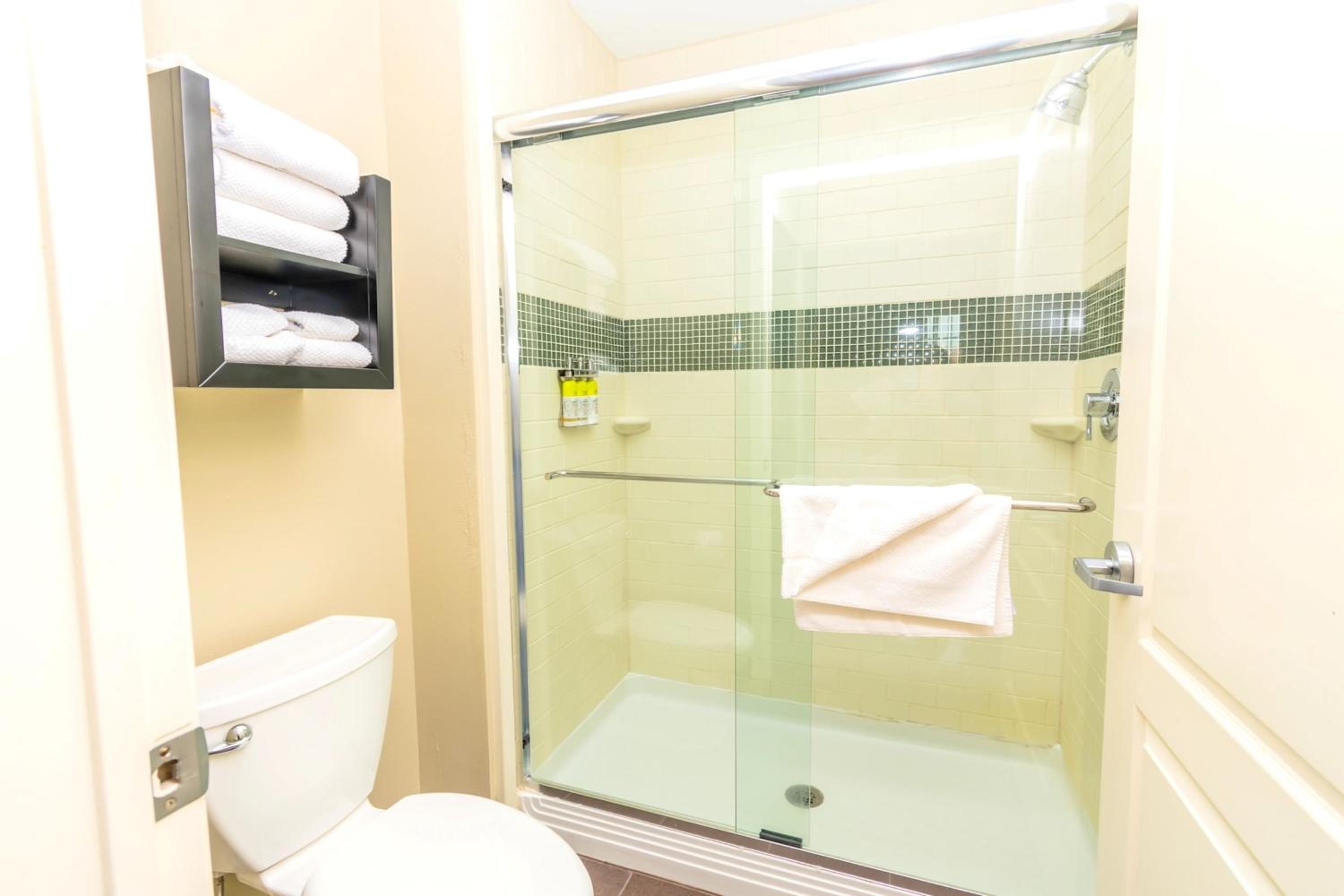 Queen Studio Suite - Photo 6