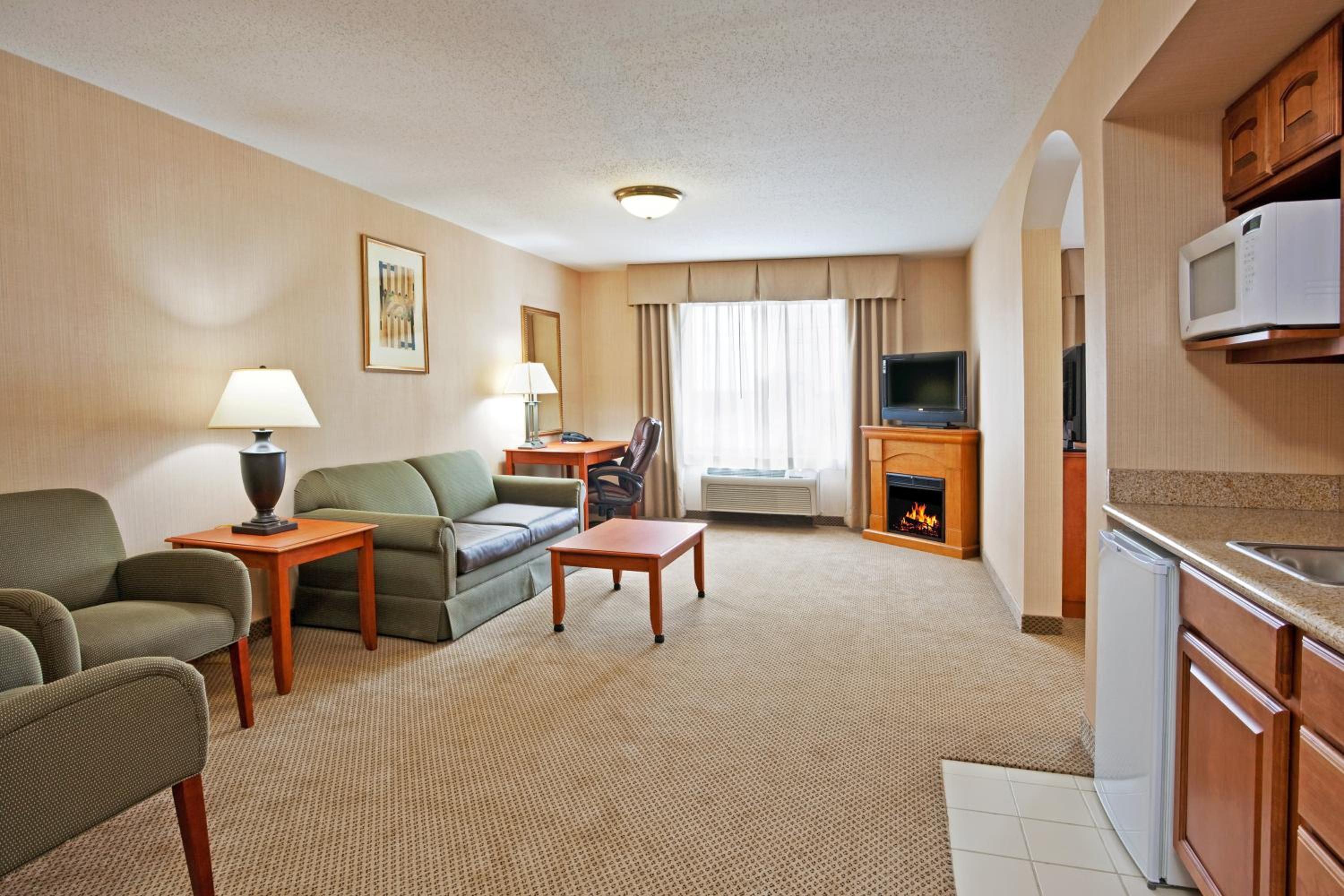 King Suite with Spa Bath - Photo 8