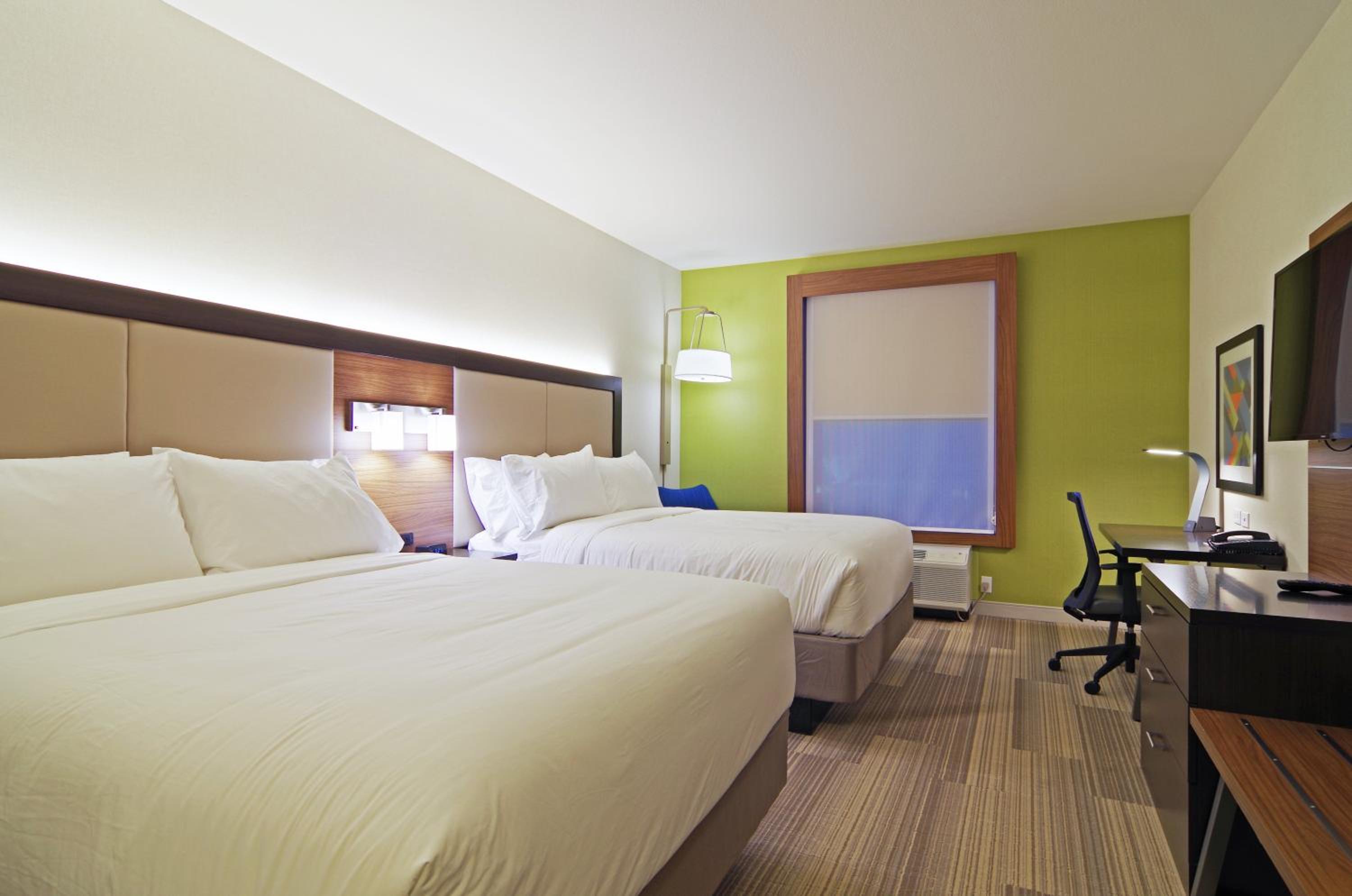 Queen Room with Two Queen Beds - Hearing Accessible photo 3