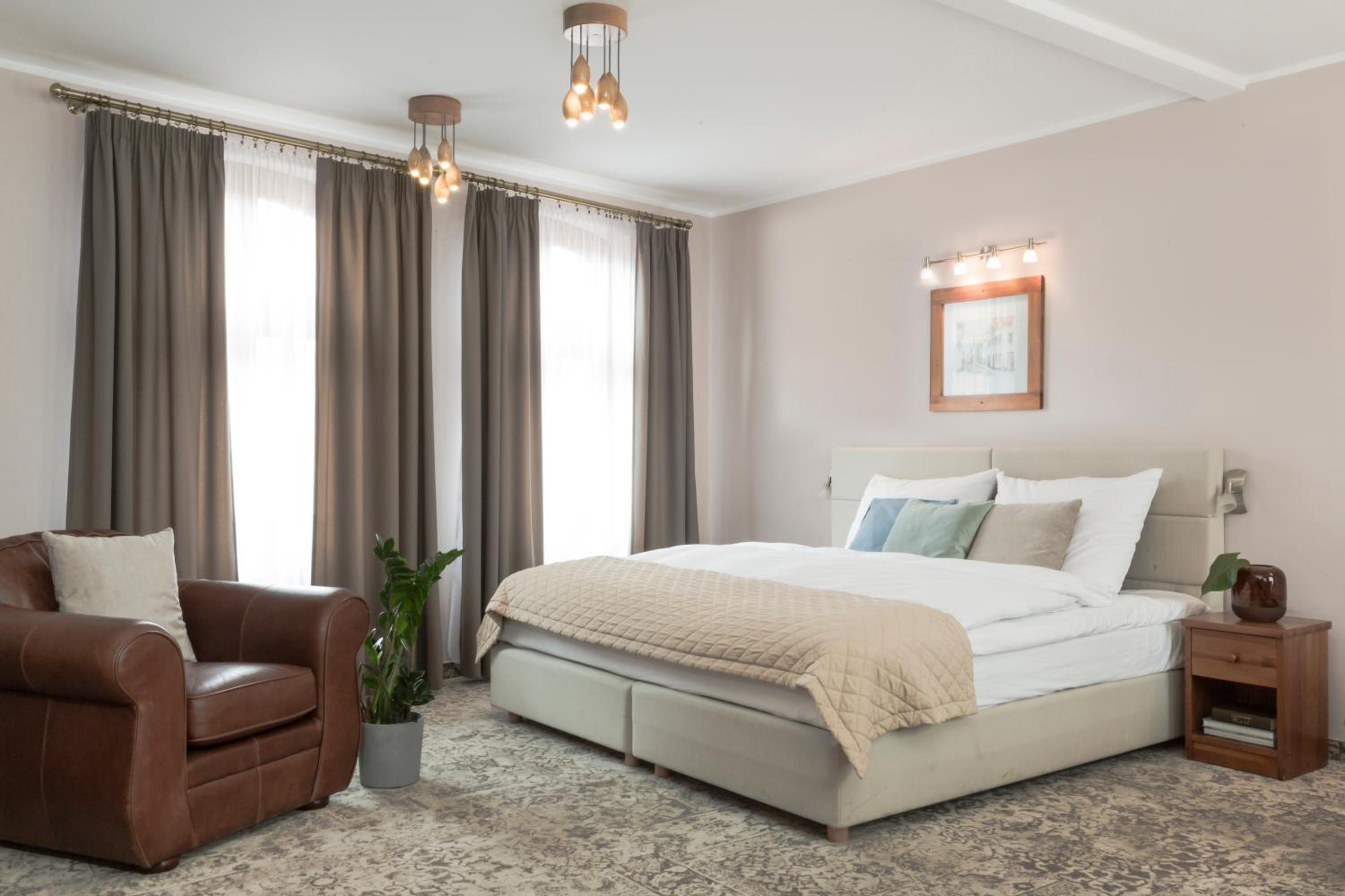 Suite - Photo 1