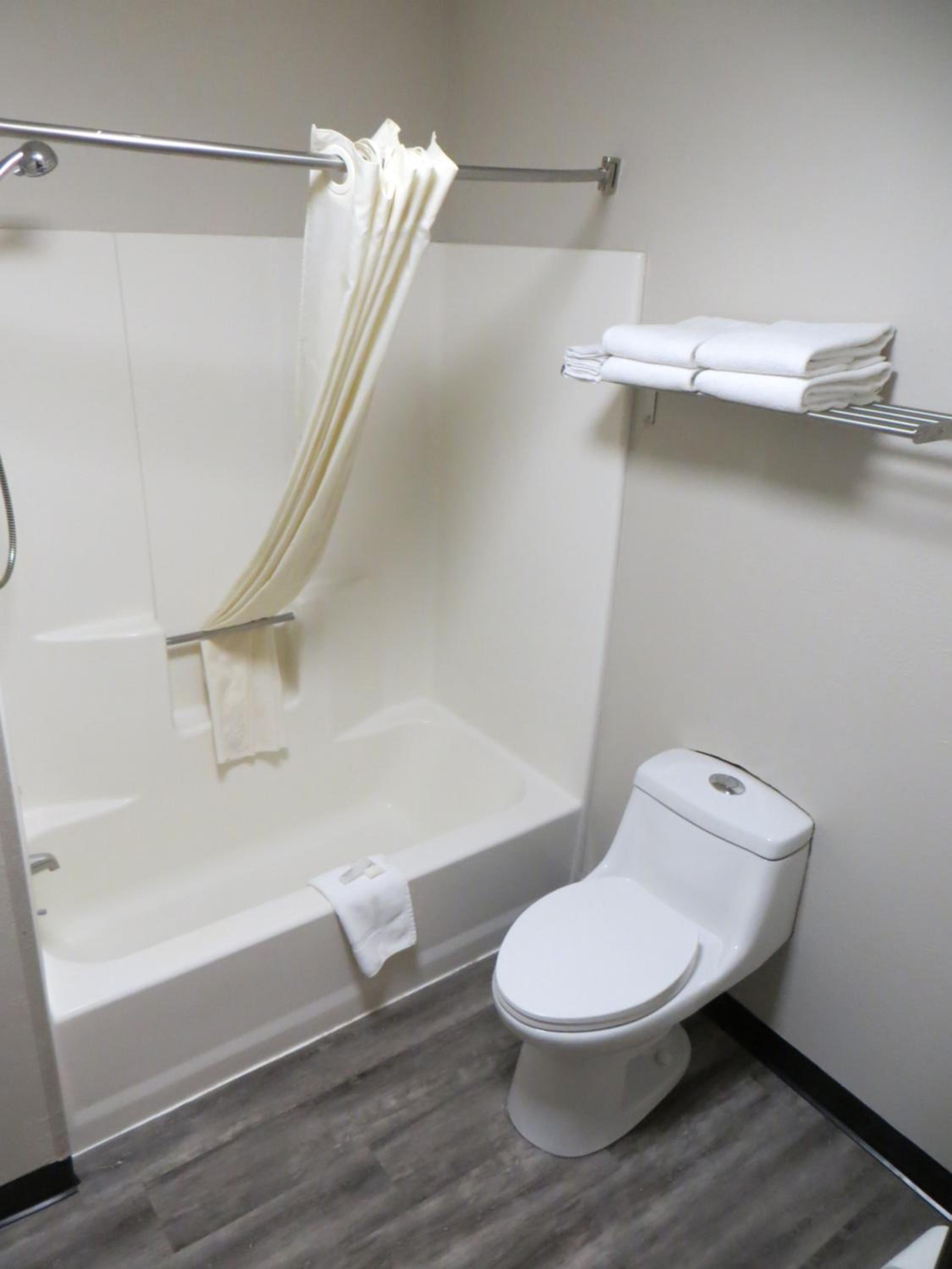 Deluxe Queen Room with Two Queen Beds - Photo 4